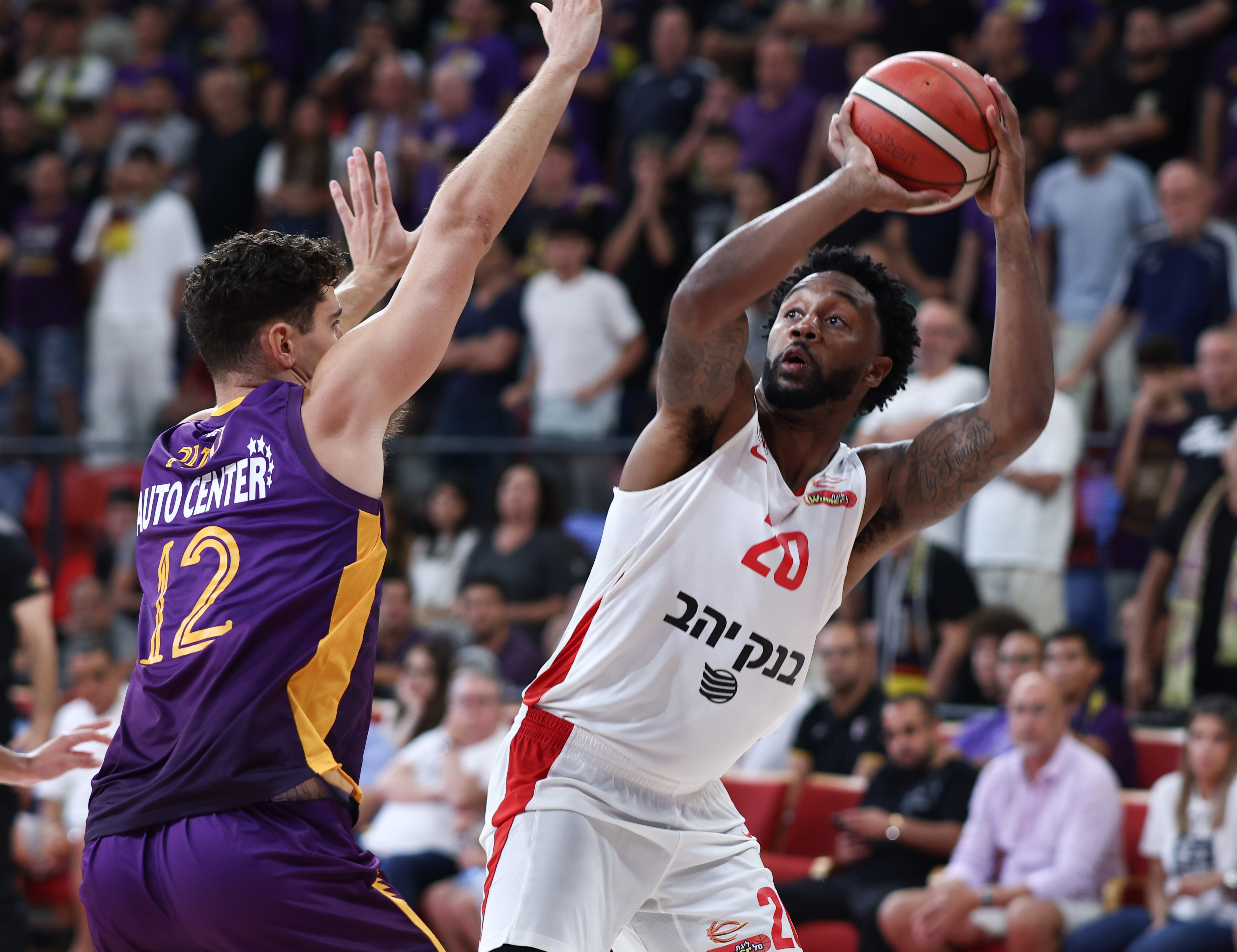 הערב: הסגולים יוצאים לפיס ארנה