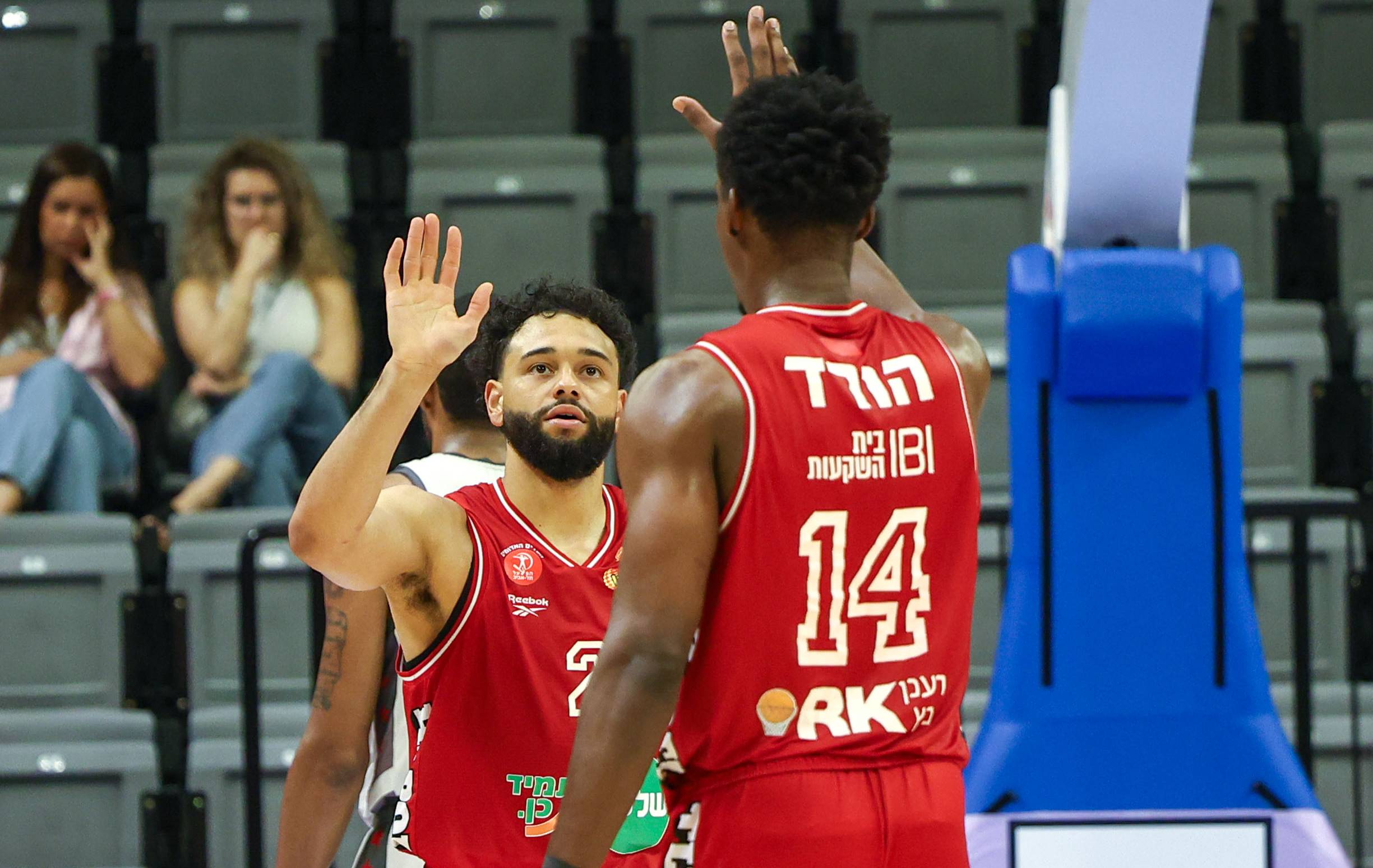 צפו: האדומים השוו שיא מועדון בשלשות