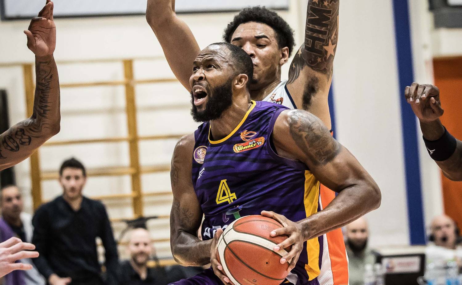 צפו: ג'ונסון השווה שיא קריירה בריבאונדים