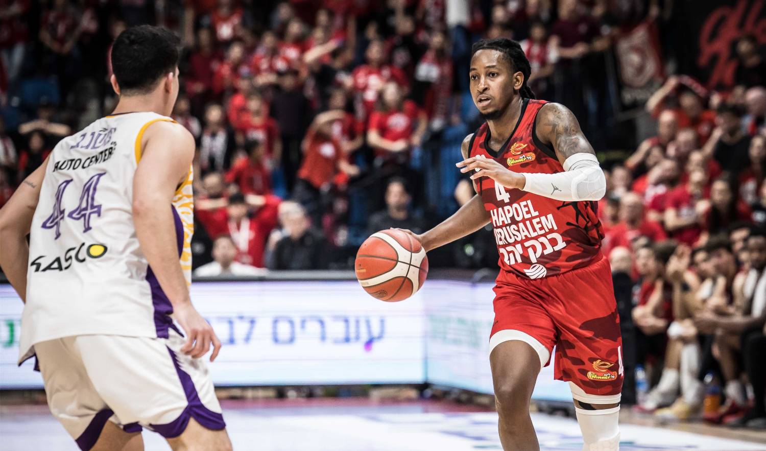 צפו: ספידי סמית' וירושלים חזרו למסלול