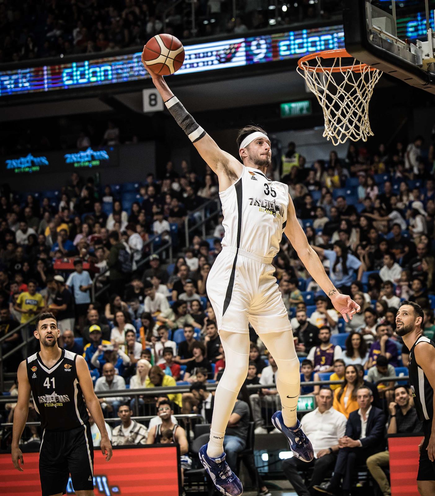 הנקינס מרחף