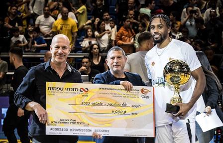 צפו: אנטוניוס קליבלנד הוא אלוף ההטבעות