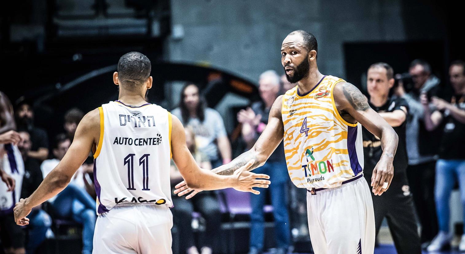 צפו: כריס ג'ונסון עזר בהשלמת הסוויפ