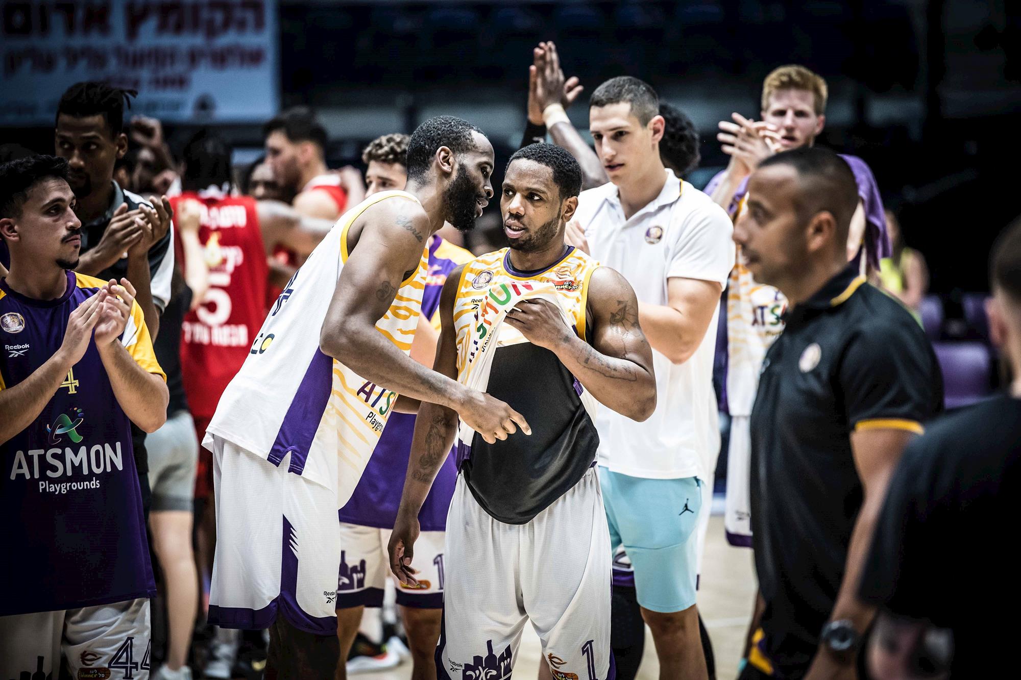 ג'ו רגלנד שלח את האלופה לחצי הגמר