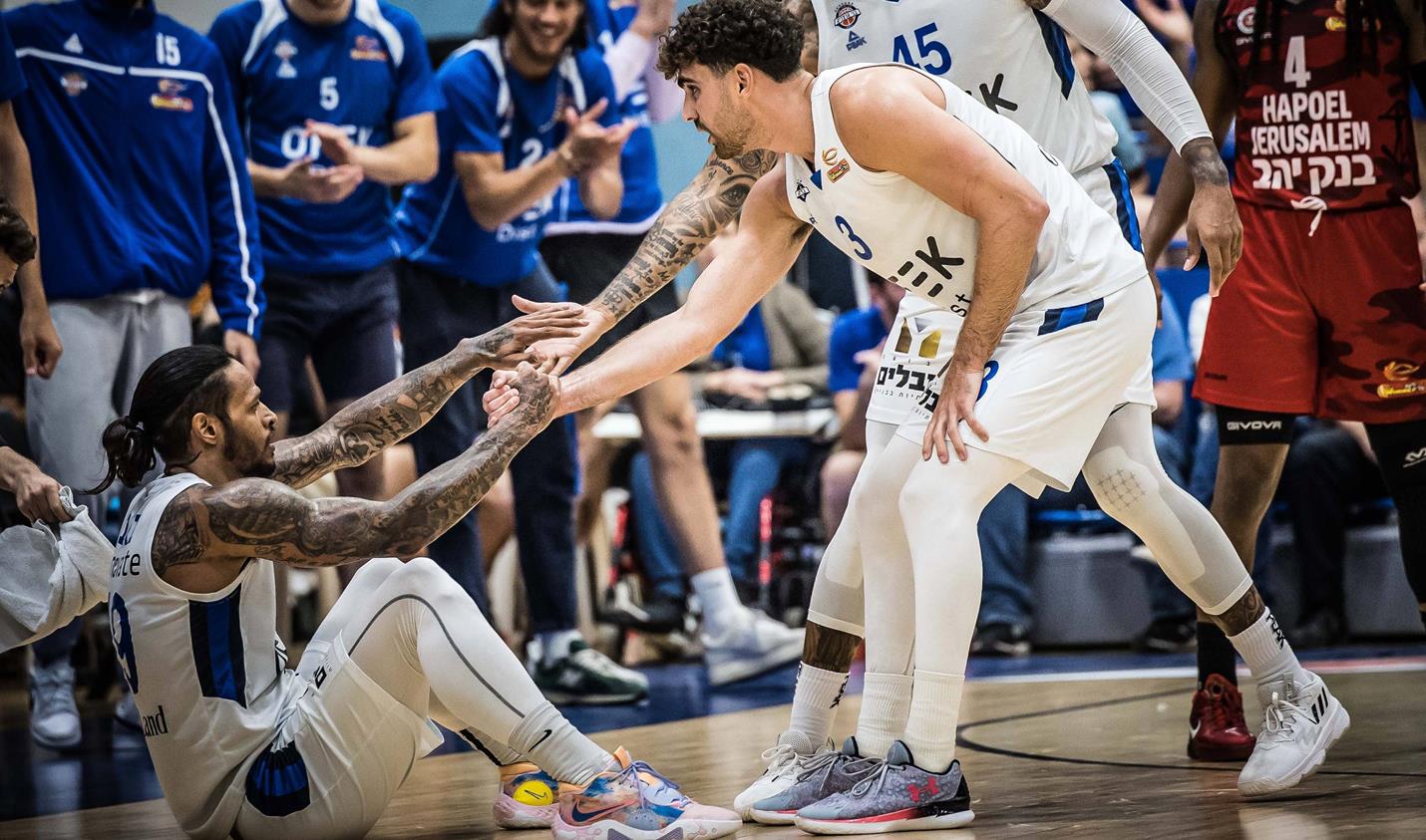 צפו: כריס באב סגר עונה במבול טיפוסי