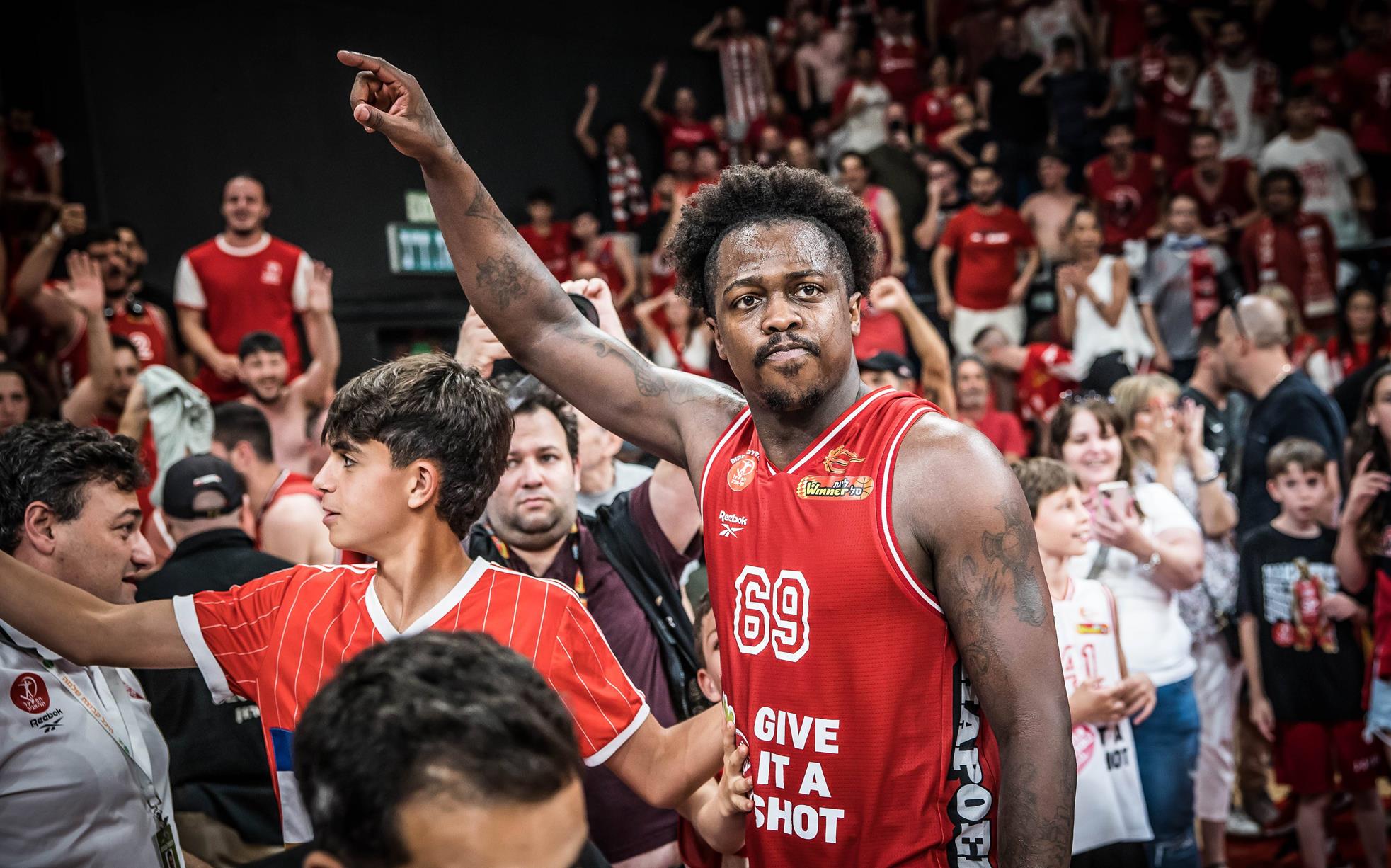 צפו: הופעה הרואית של ג'ייקובן בראון