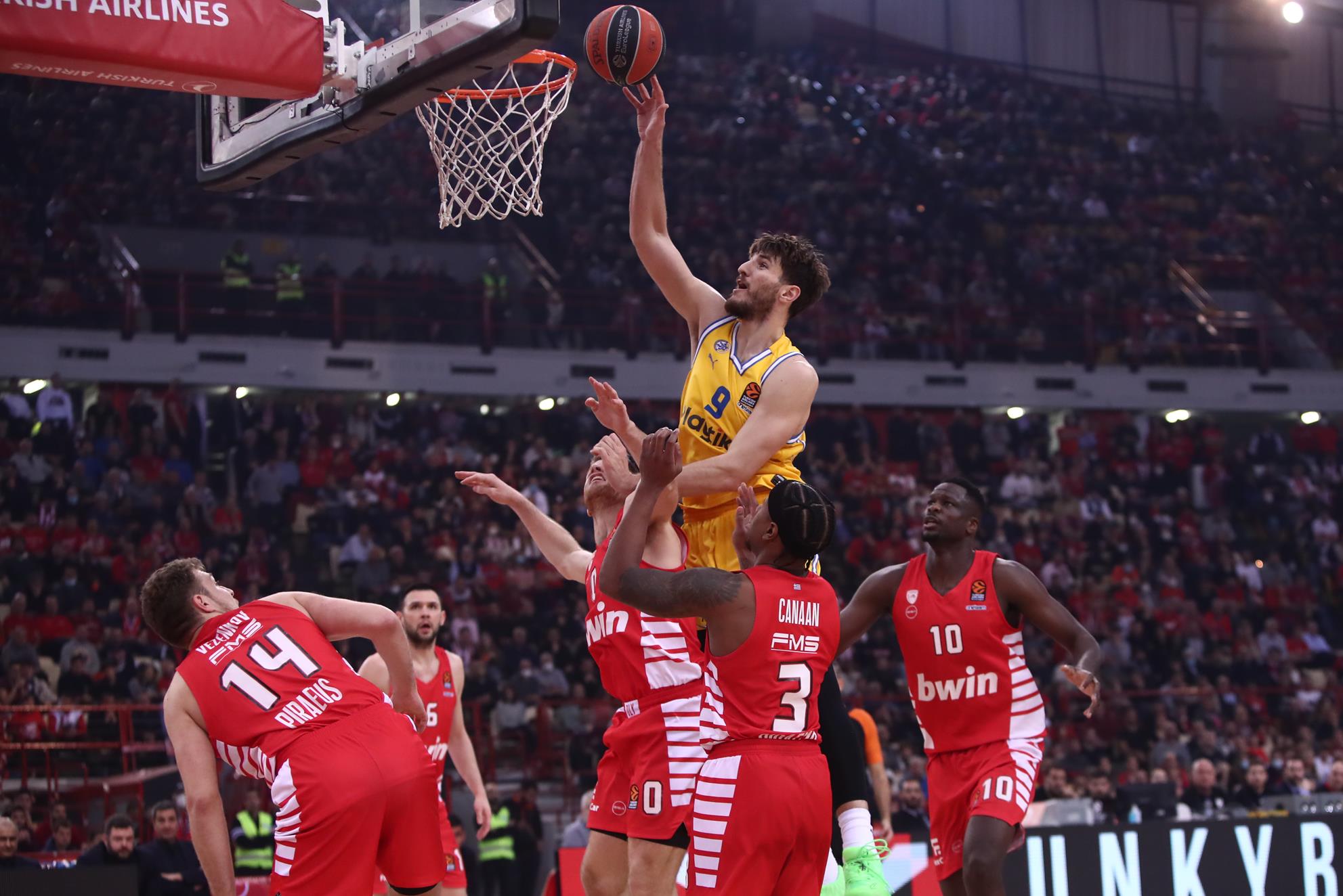 יורוליג: מכבי ת"א נוצחה בפיראוס