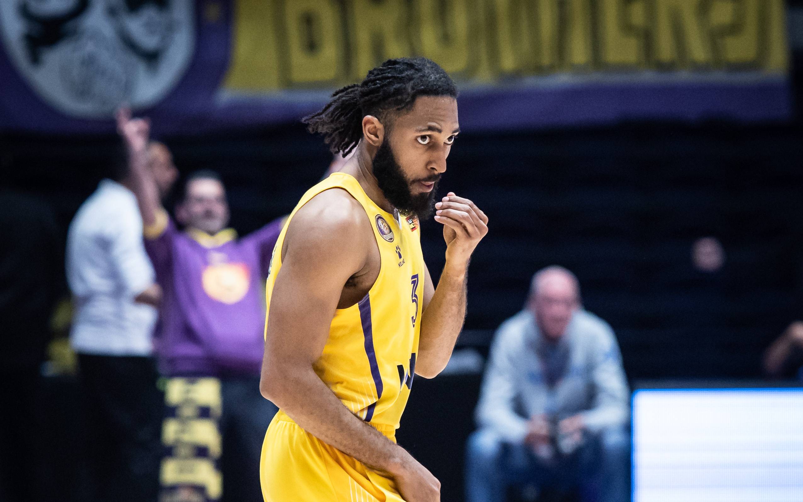 צפו: הופעת קליעה היסטורית לאדם סמית'