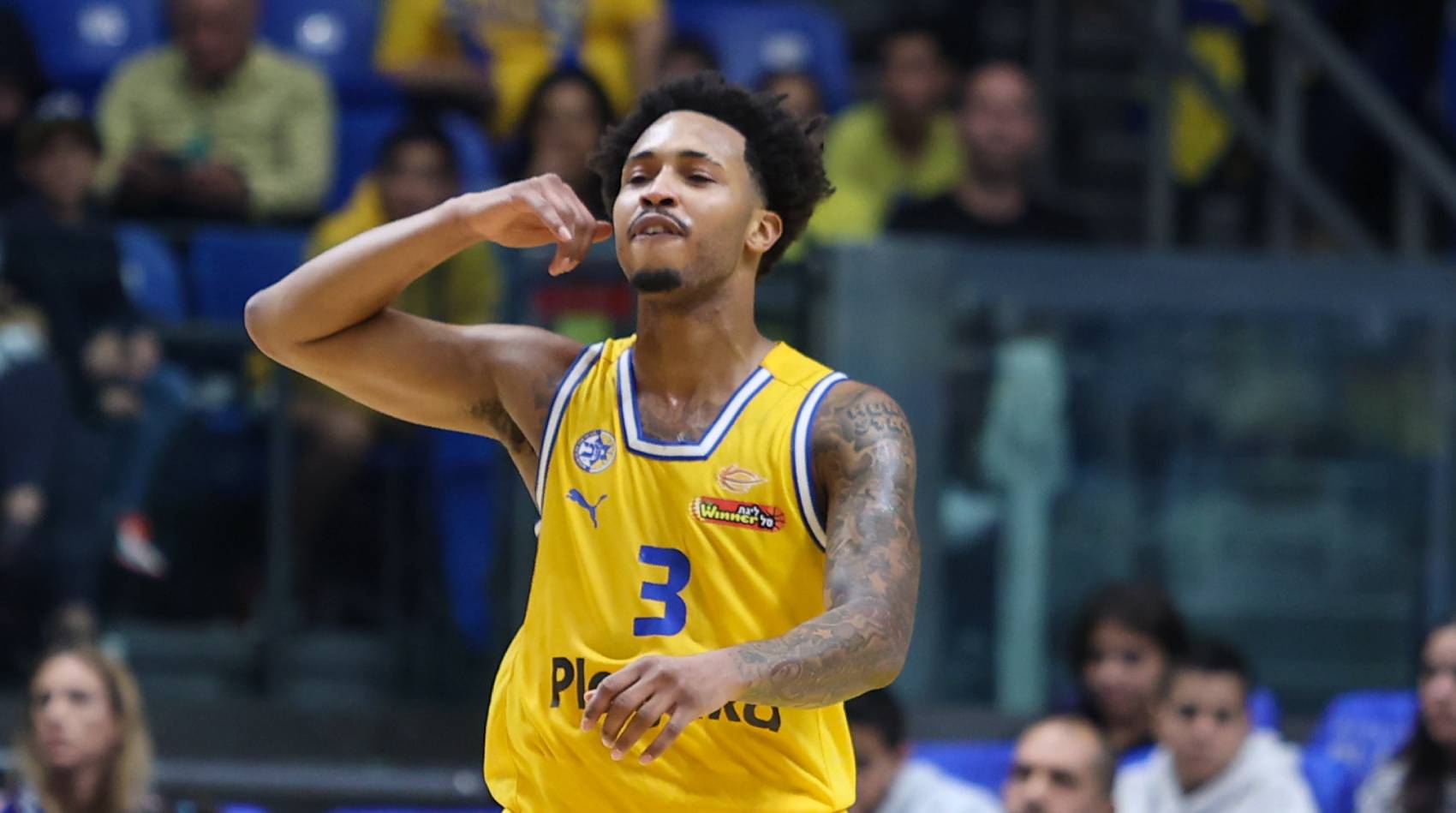 צפו: שיא קריירה בשלשות לג'יילן אדאמס