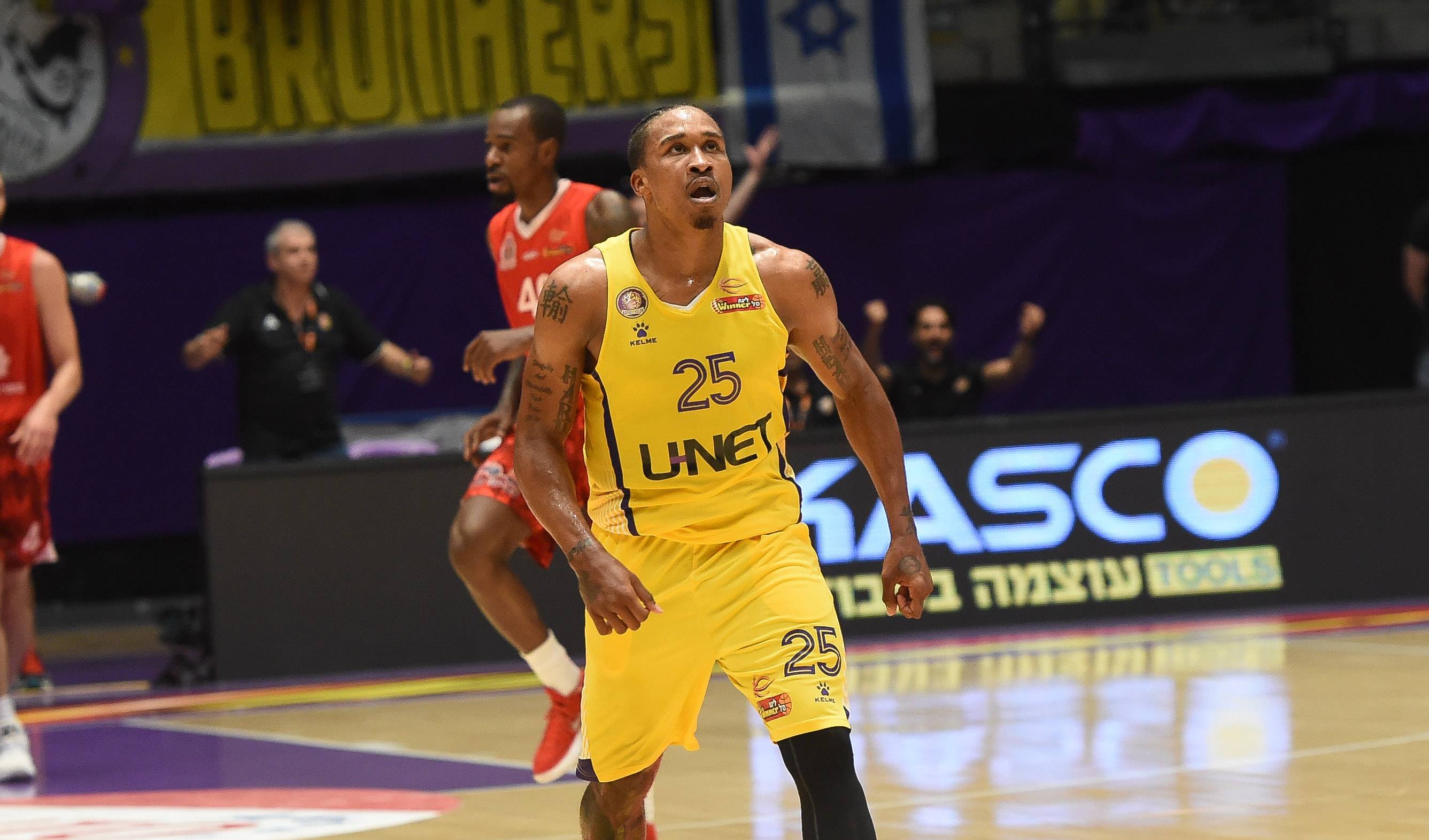 מגי וחולון טיאטאו את דרכם לחצי הגמר