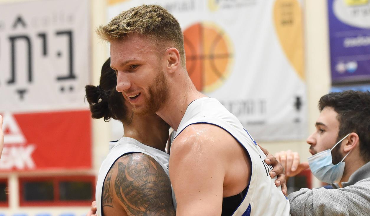 הרצליה עקפה את האלופה בתצוגה הגנתית