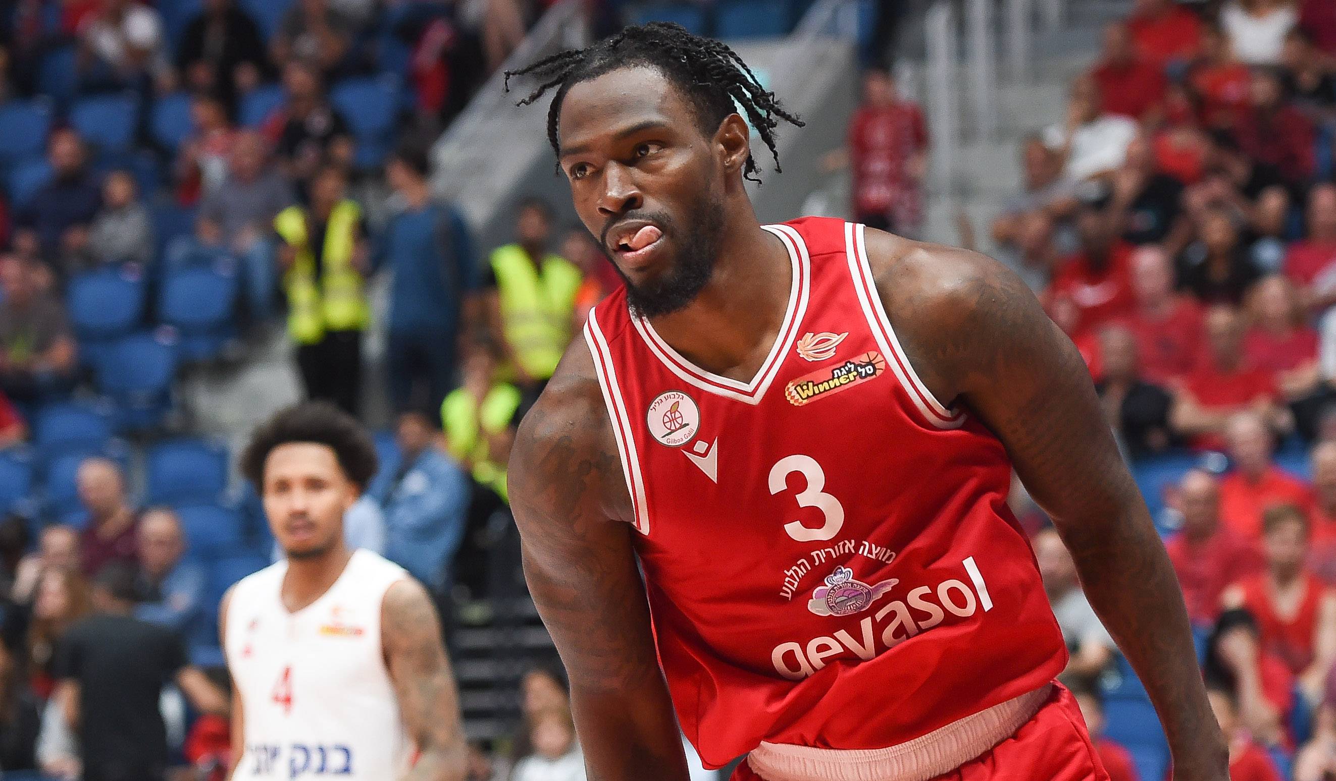 צפו: הופעה מפלצתית לדרק קוק בצבע