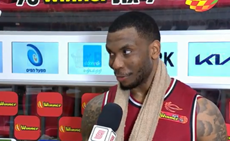 צפו: בכורה מרשימה מאוד לשון ג'ונס