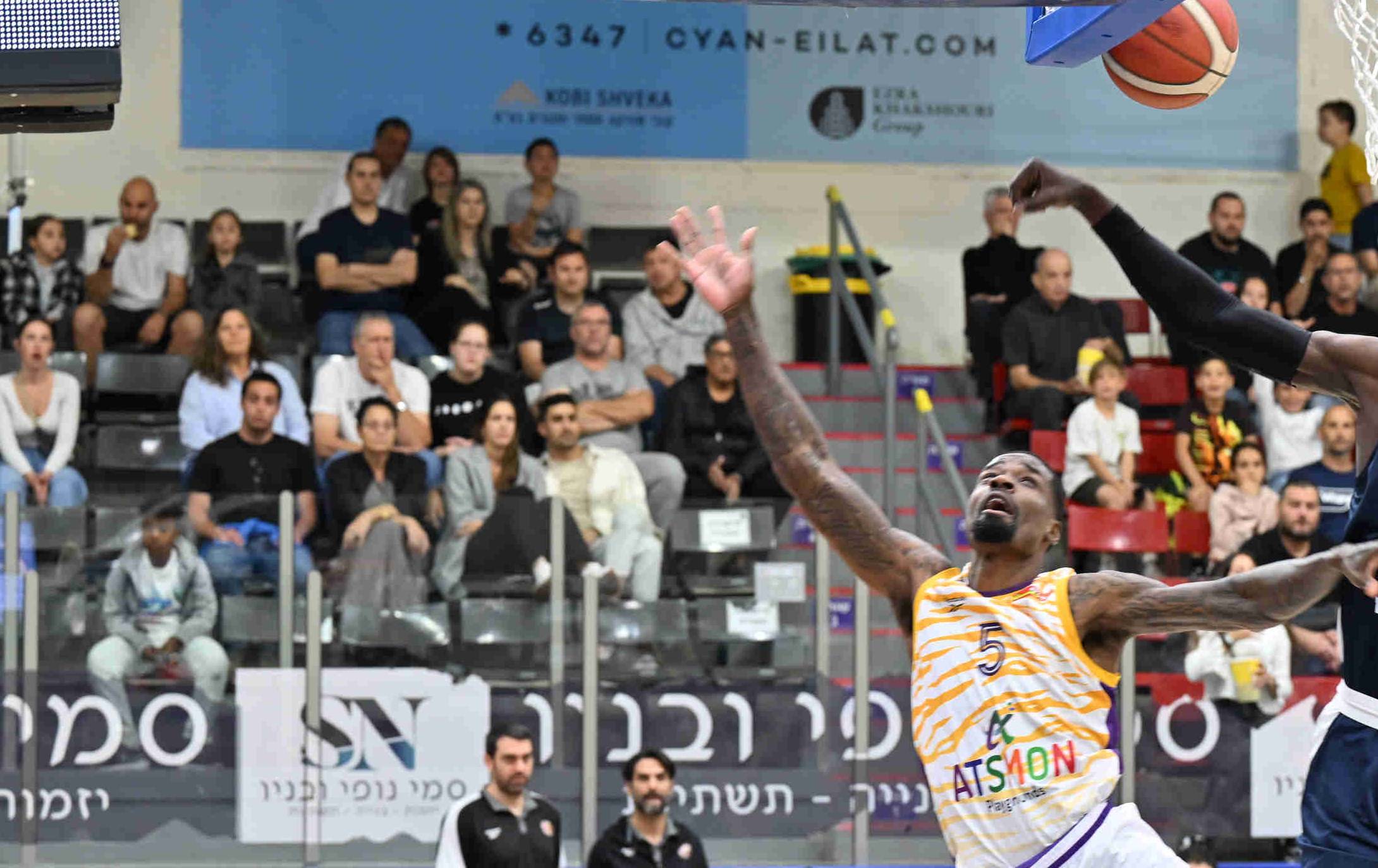 צפו: בכורה מחודשת מוצלחת למני האריס