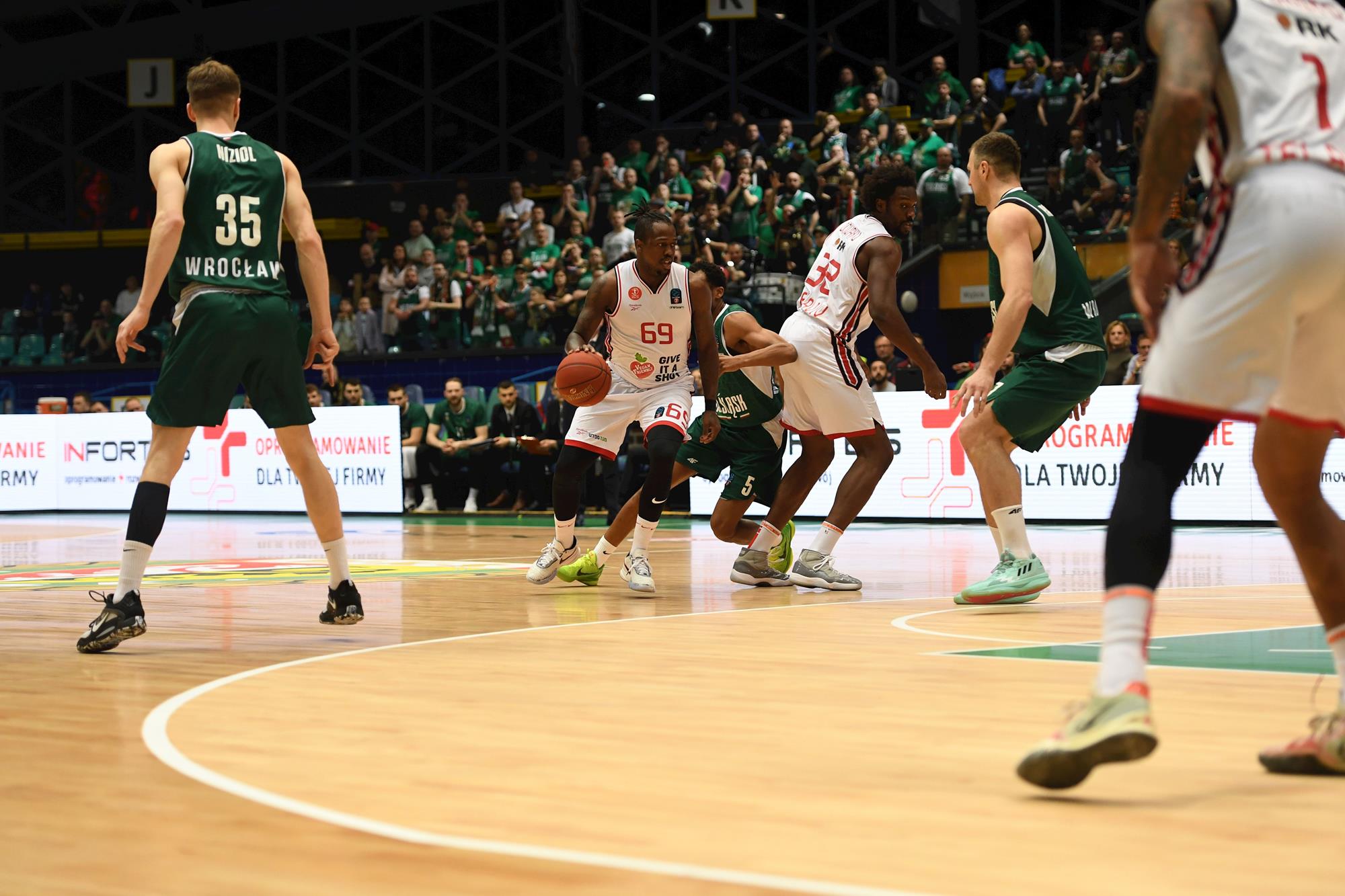 יורוקאפ: ניצחון חשוב לאדומים בפולין