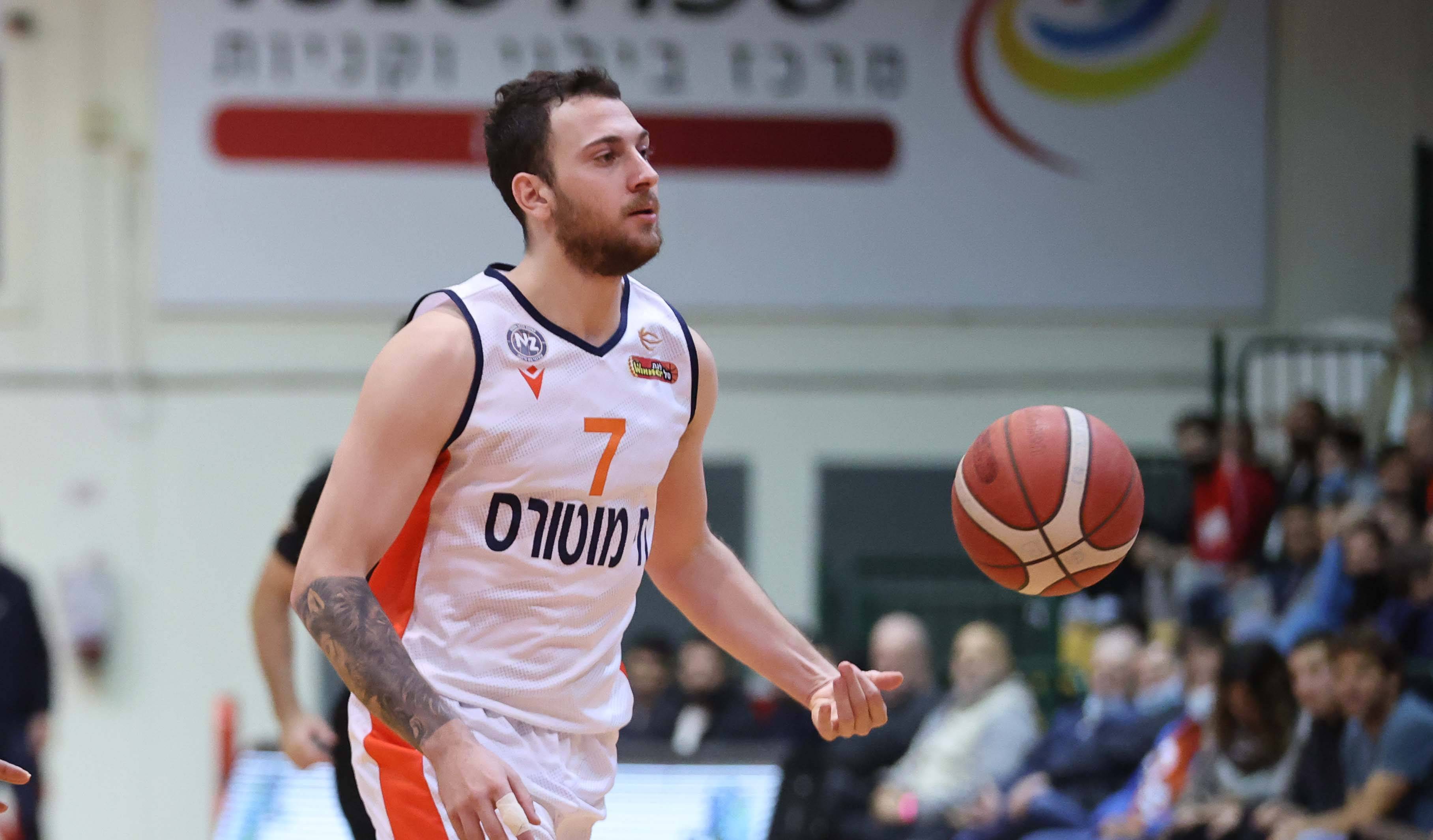 צפו: סל נדיר וניצחון חשוב לגוט והכתומים