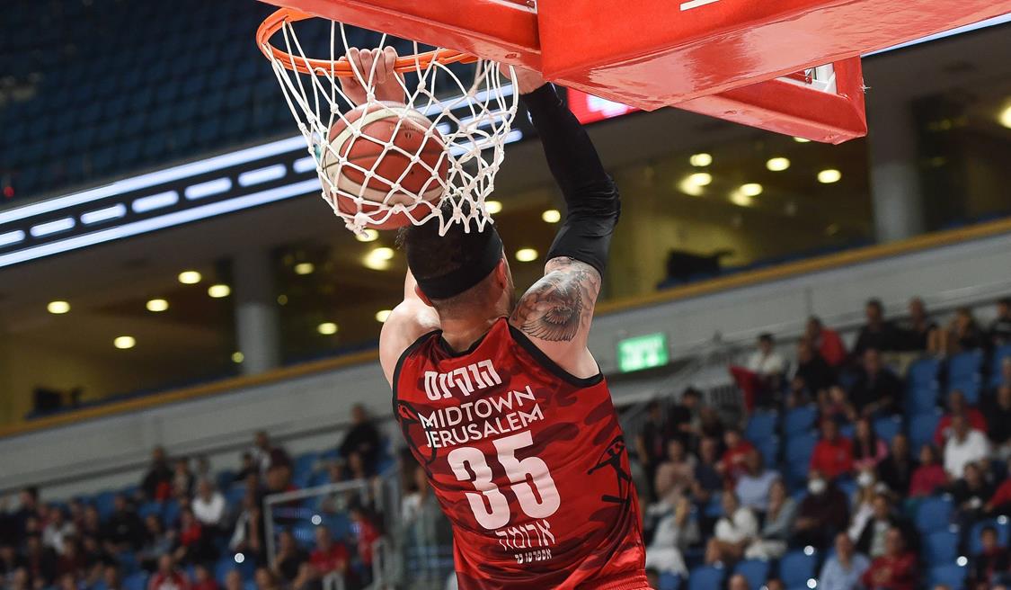 צפו: חגיגת דאנקים מרשימה בפיס ארנה