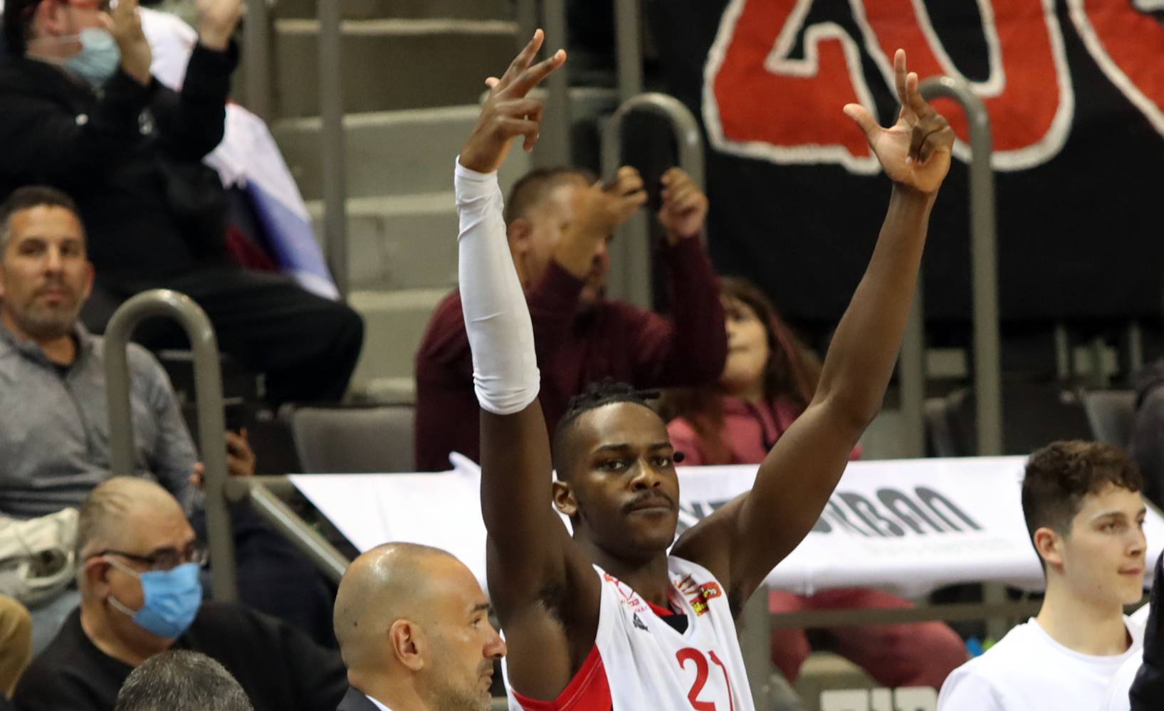 צפו: הופעה אדירה לדיקי מעל הטבעות