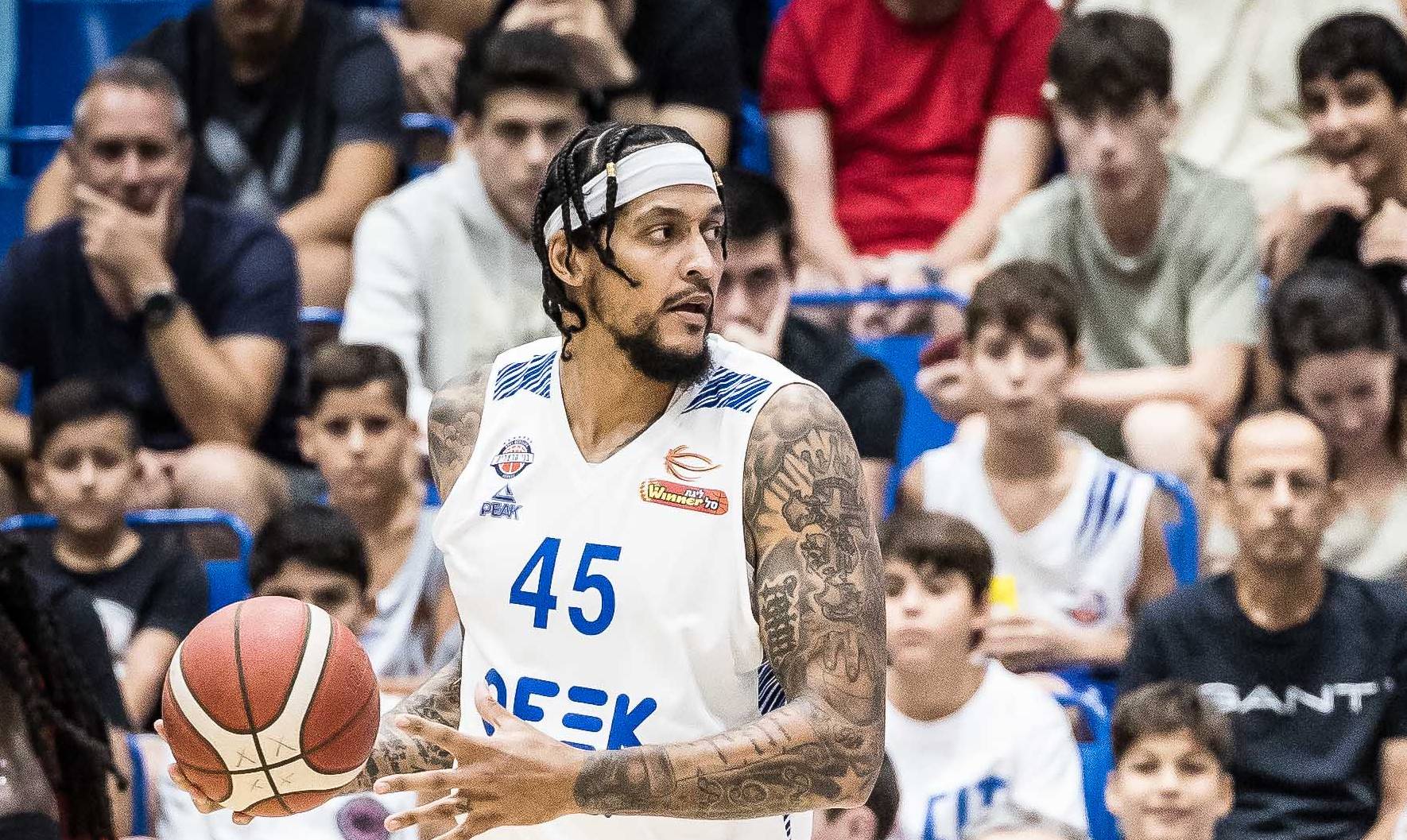 צפו: ג'וליאן גמבל שינה את מחזיקת הגביע