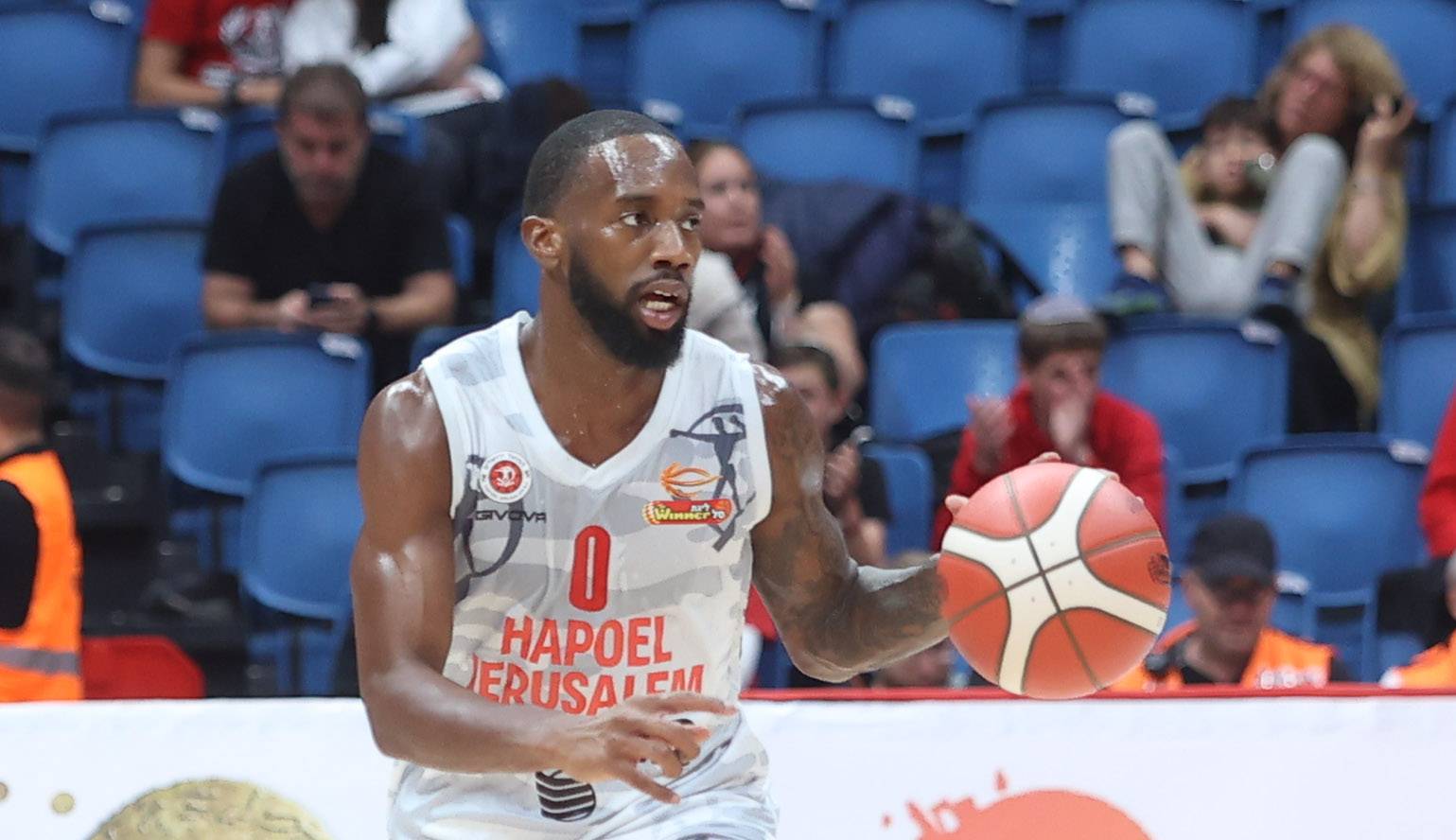 צפו: קרינגטון כבר מרגיש בבית בפיס ארנה