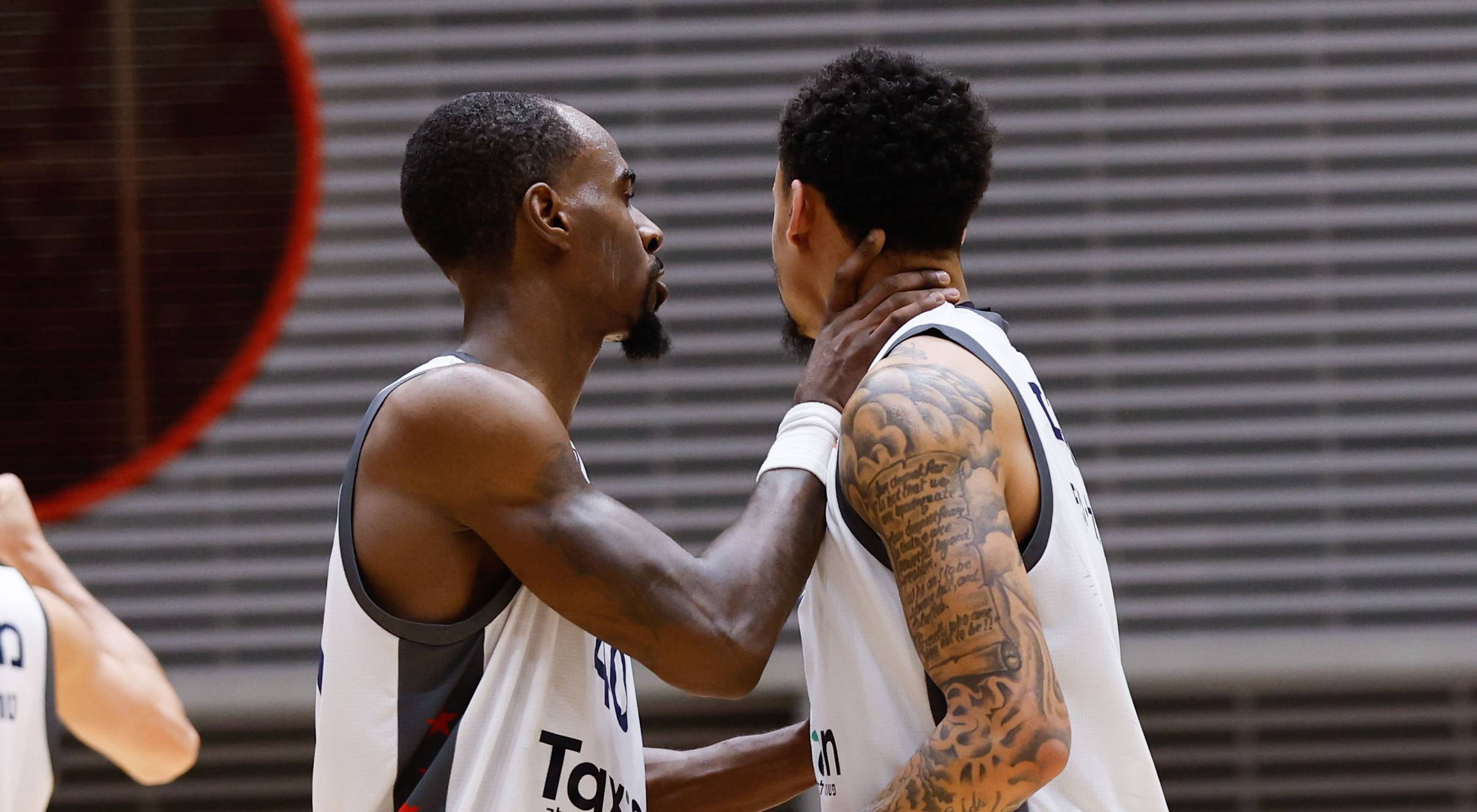 צפו: גארט ולואיס כיכבו בניצחון בית חשוב