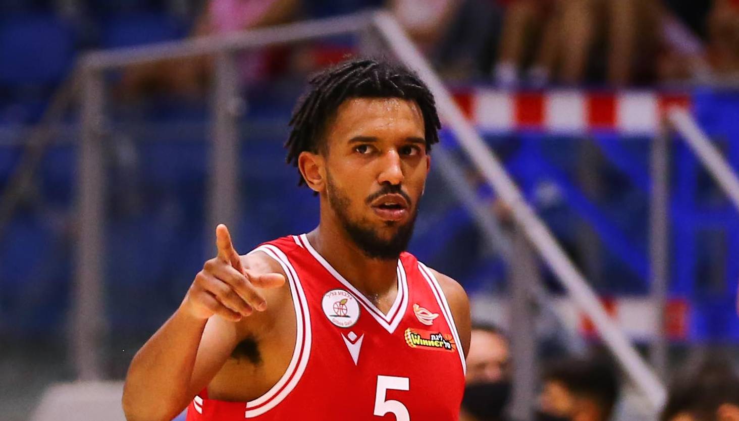 צפו: טופ 5 - סיומות אקרובטיות מתחת לסל