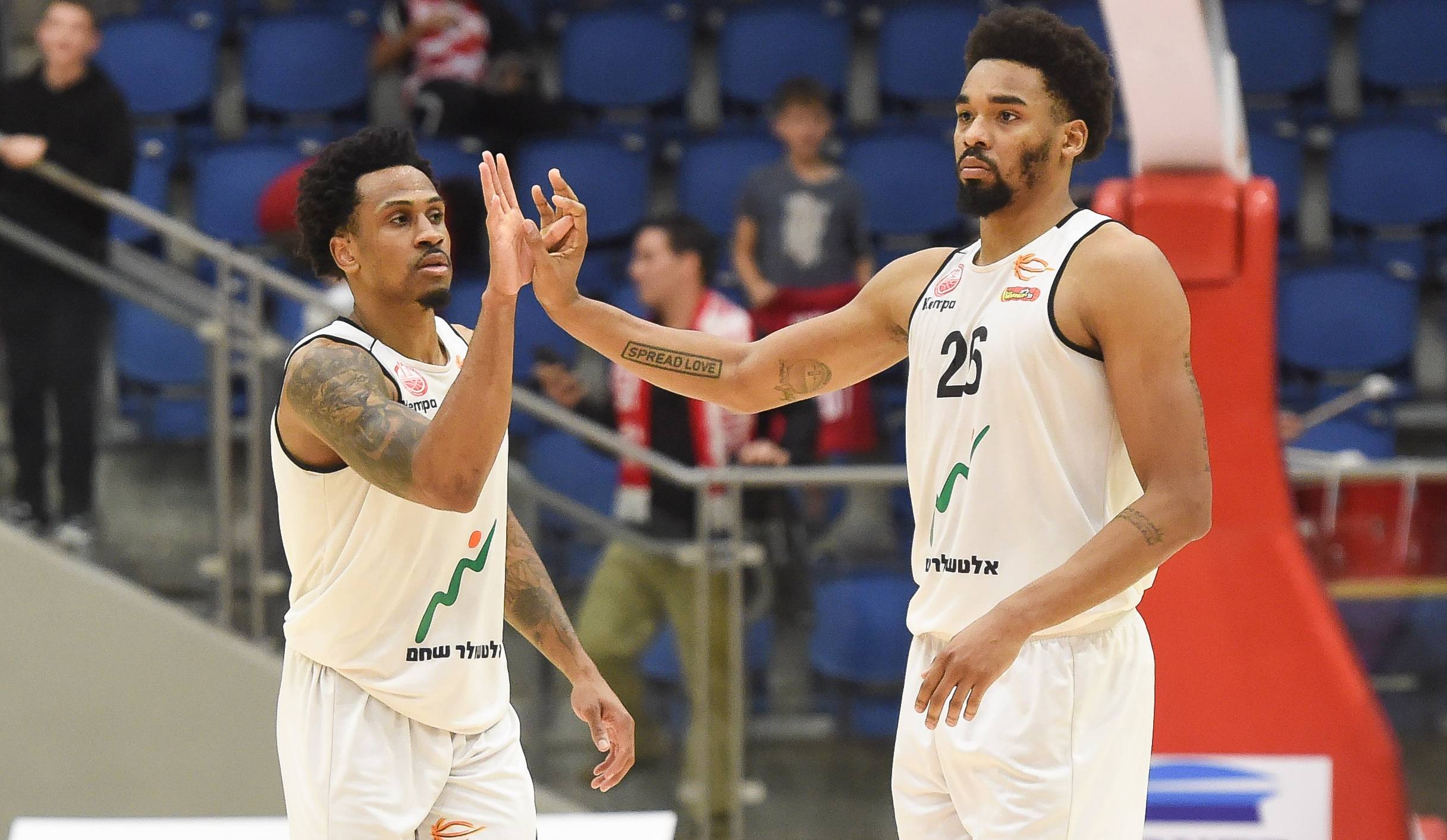 צפו: עוד ערב גדול בצבע לבן מור