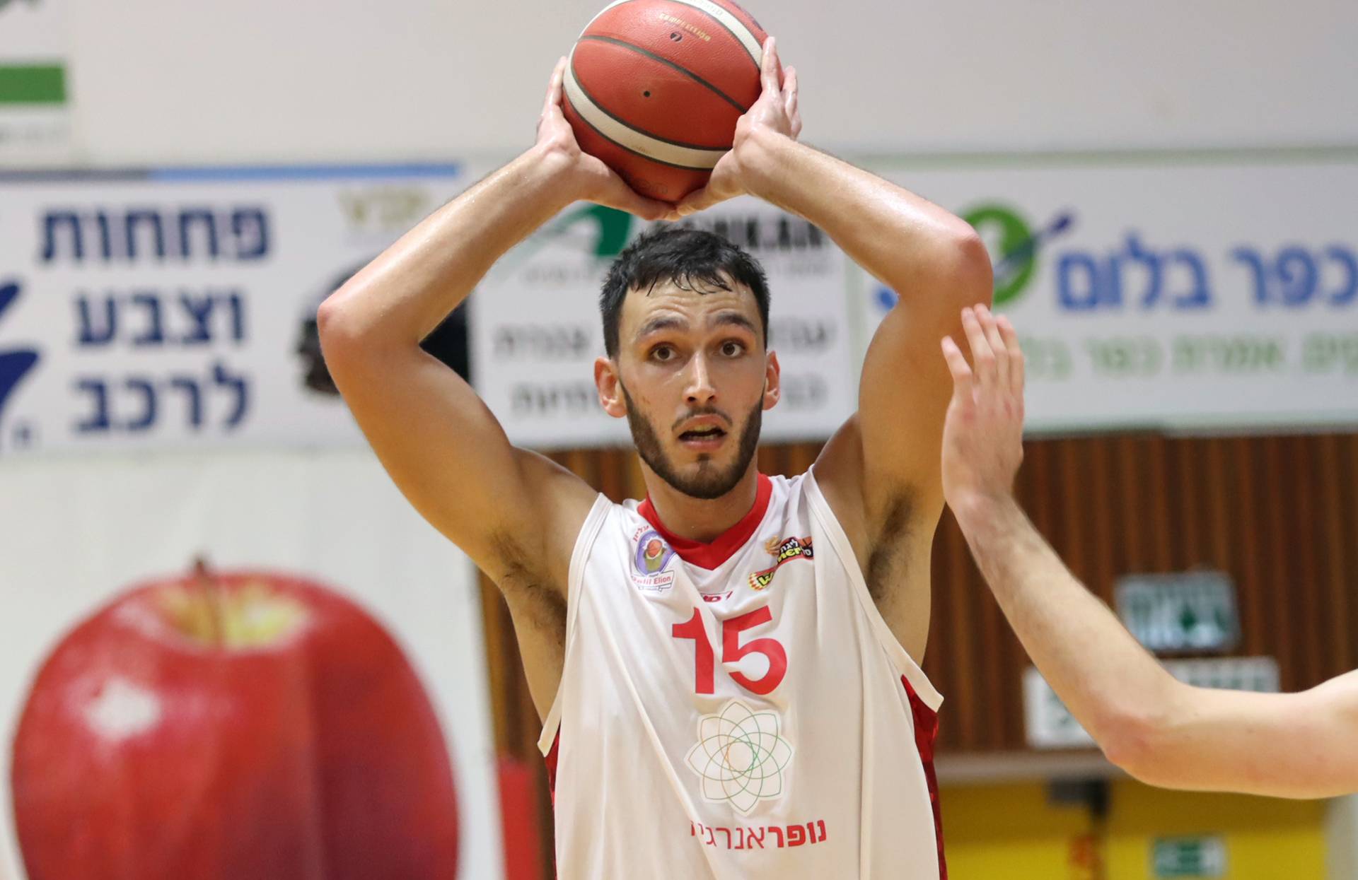 צפו: נמרוד לוי ממשיך לככב בכפר בלום