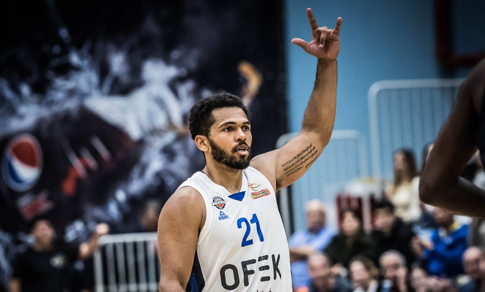 צפו: קווינטון הוקר חזר חם מההיעדרות