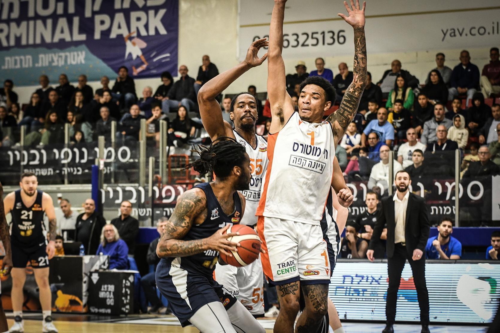 ניצחון חוץ היסטורי לכתומים באולם בגין