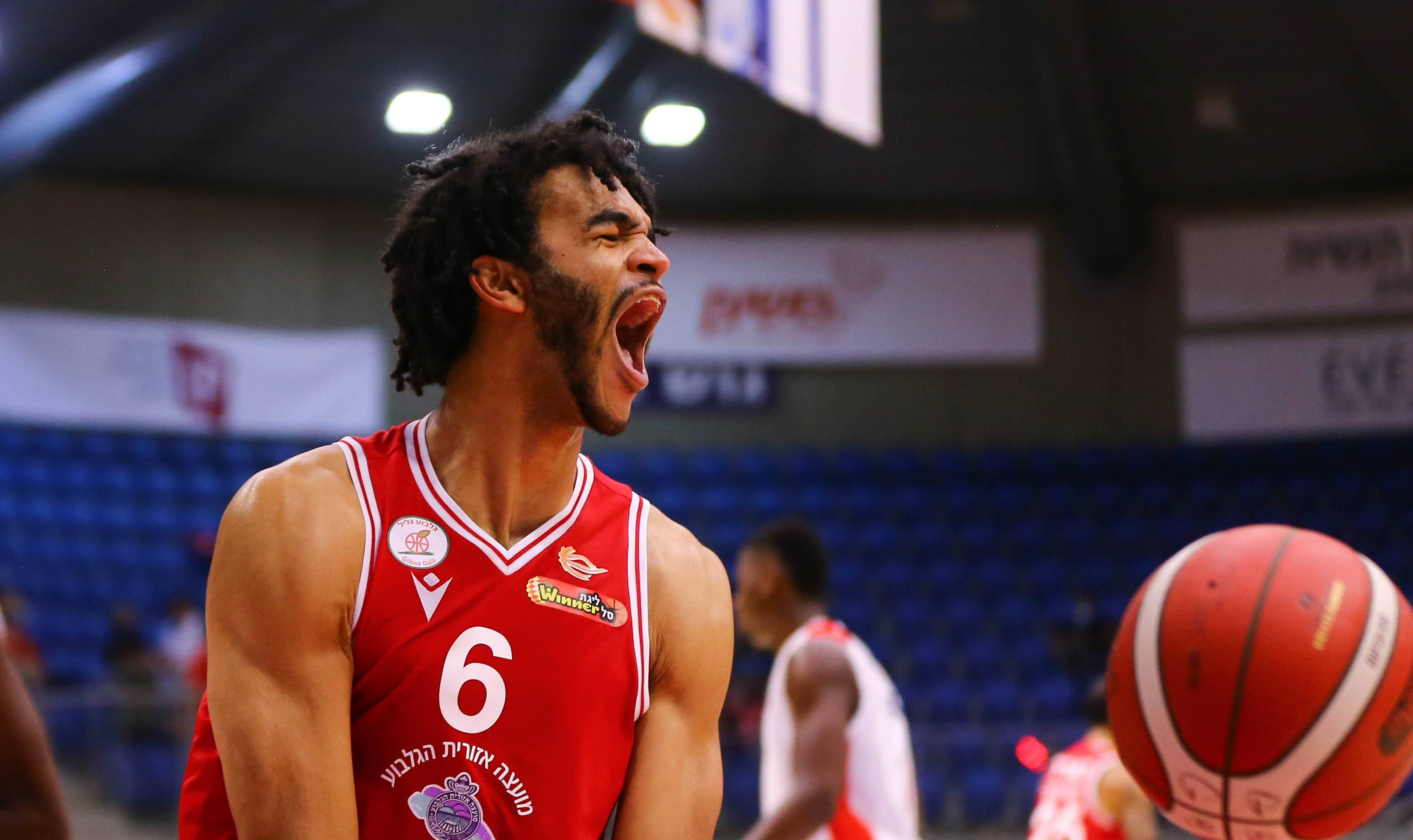 צפו: הצגה של סשה קיליה-ג'ונס בצבע