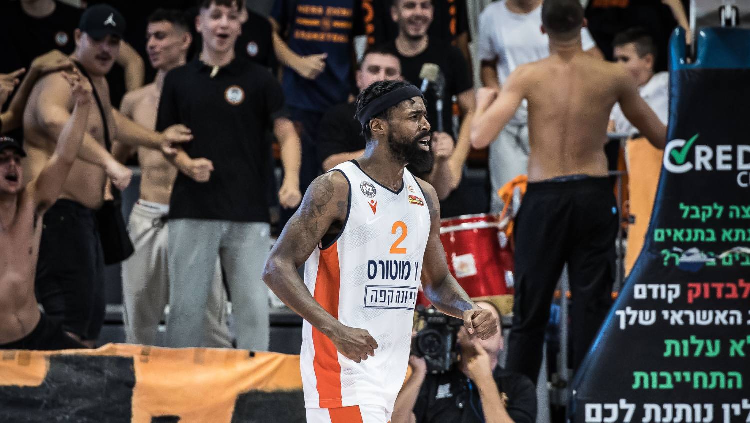 צפו: שאק ביוקנן עלה לוהט מהספסל