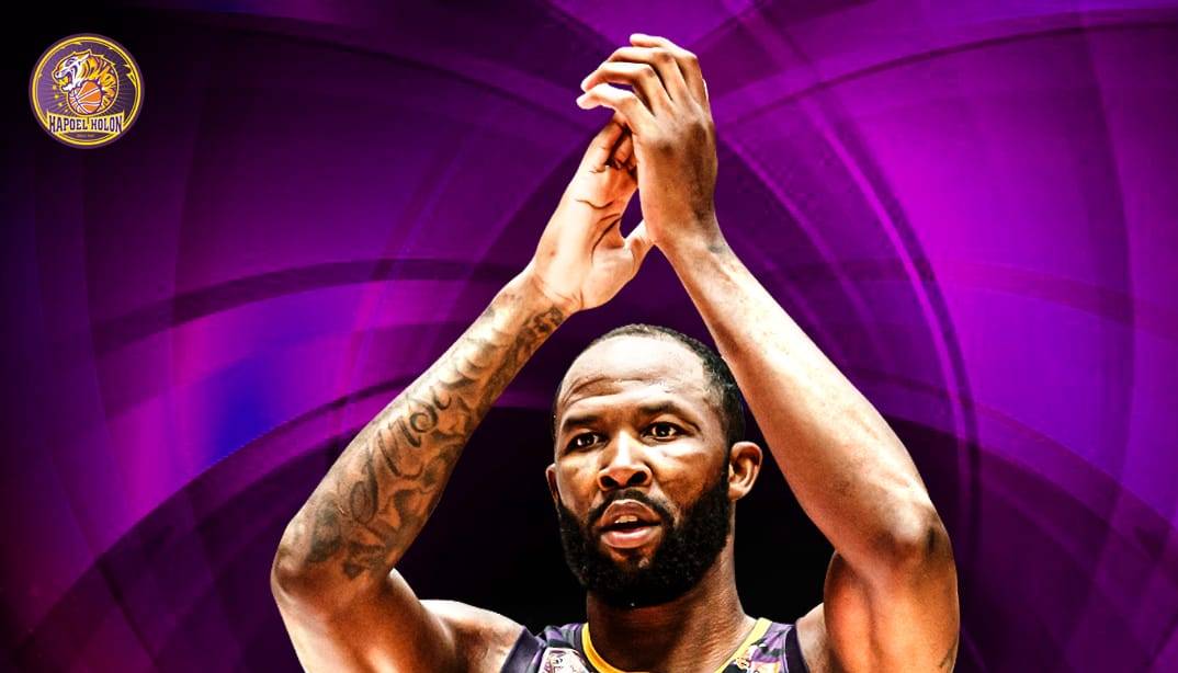 כריס ג'ונסון נשאר סגול-צהוב עד 2024