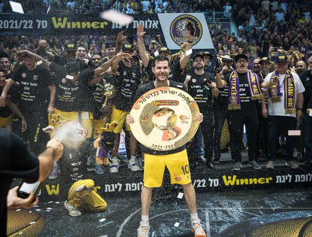 צפו: טקס הנפת הצלחת של גיא פניני וחולון