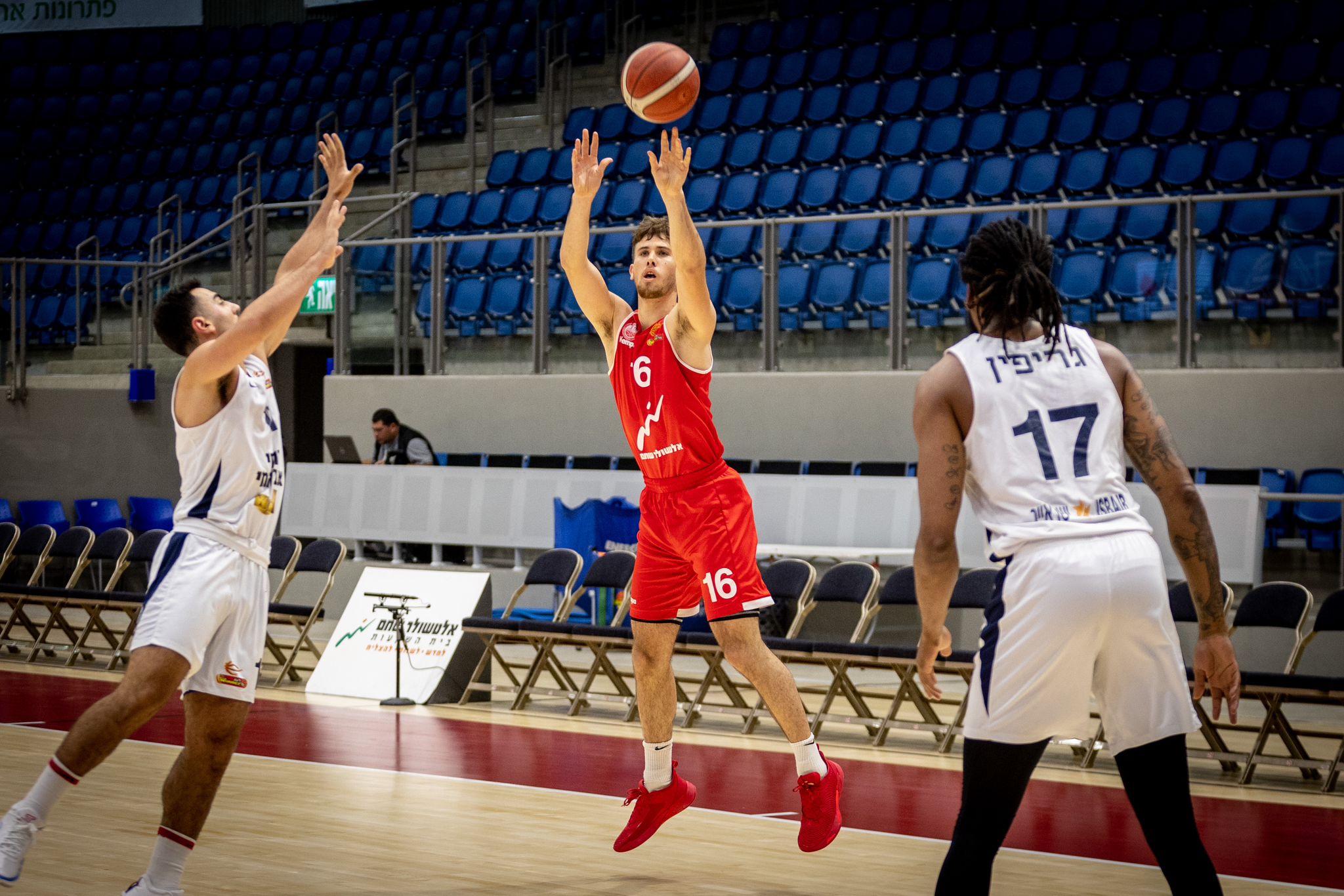 צפו: רון ציפר מתחיל לפרוע שטרות