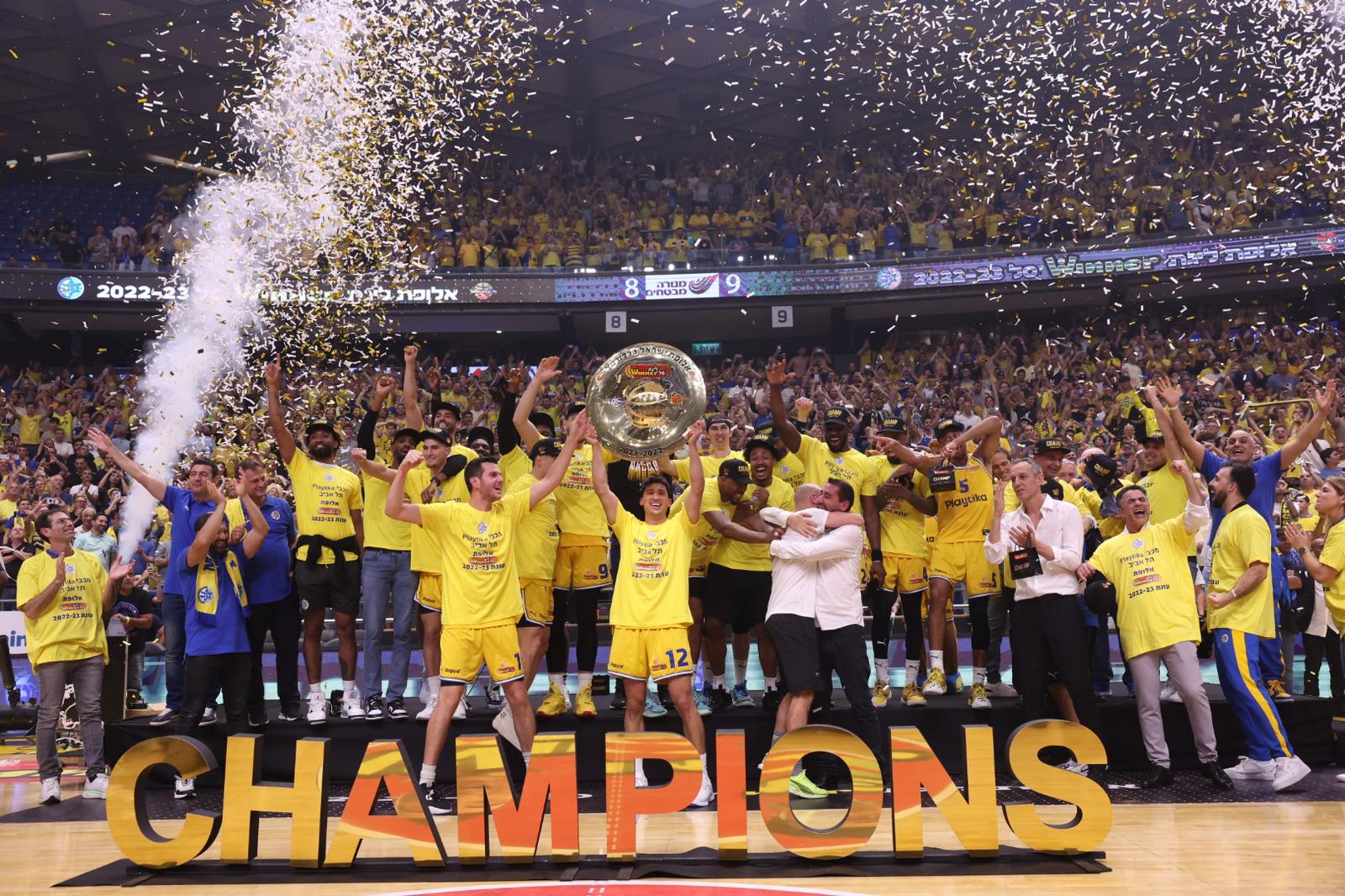 צפו: הנפת צלחת האליפות של מכבי ת"א