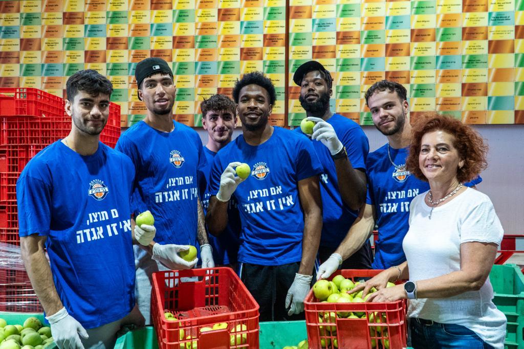 בני הרצליה התנדבה במרכז "לקט ישראל"