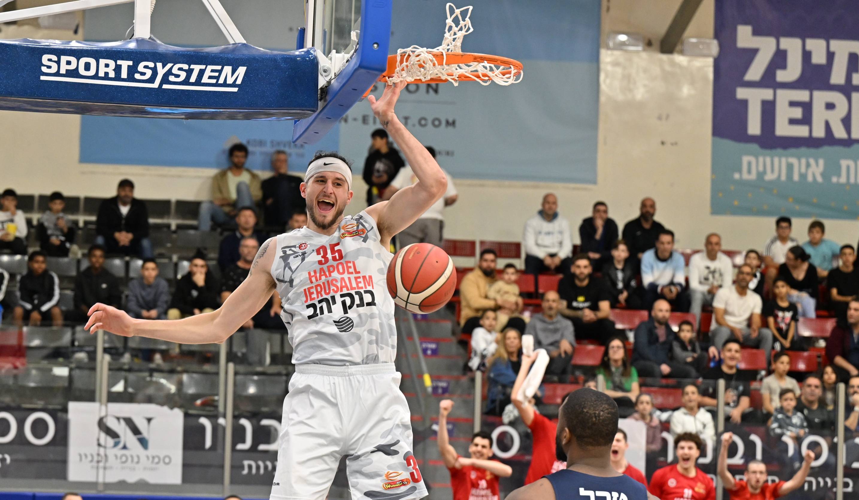 צפו: שיא ליגה עונתי בדאנקים לזאק הנקינס