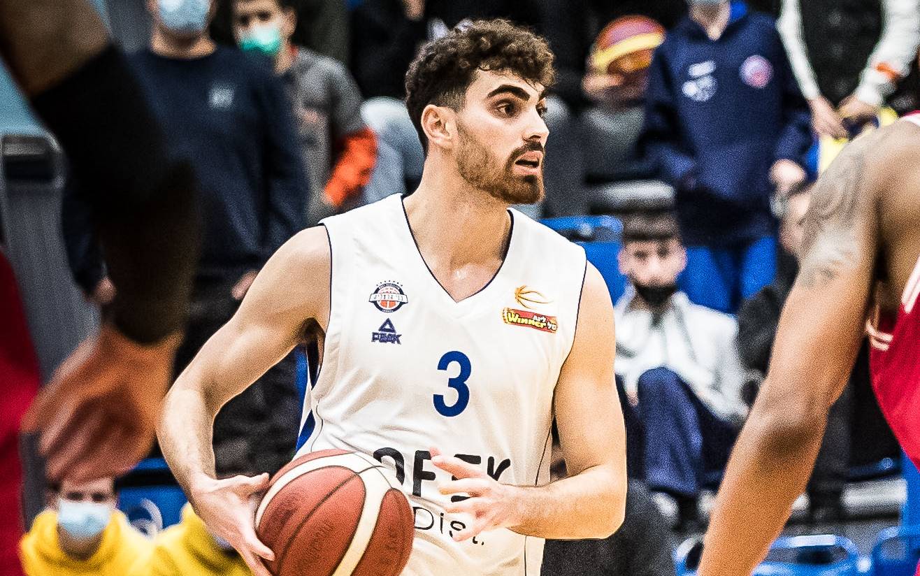 צפו: יאיר קרביץ העיר את מחזיקת הגביע