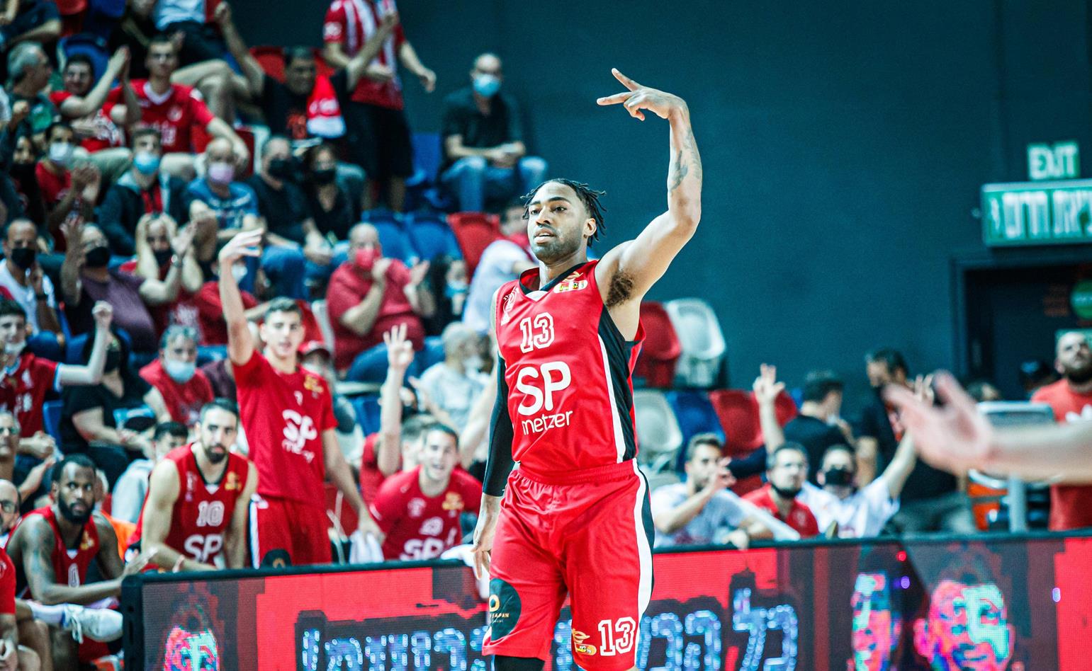 צפו: יאנג הוביל את האדומים לניצחון ראשון