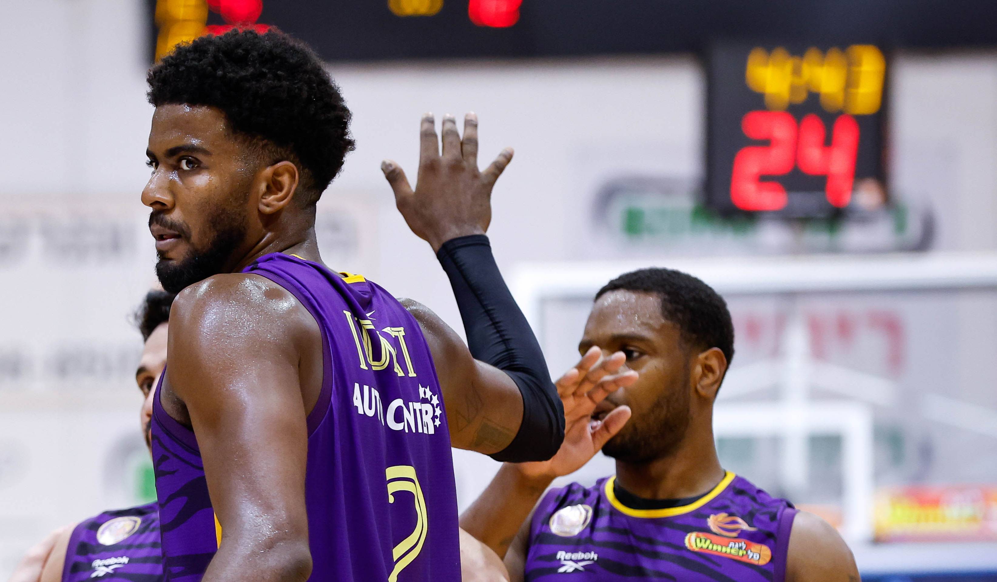 בדרך לסוויפ? האלופה קרובה לחצי הגמר