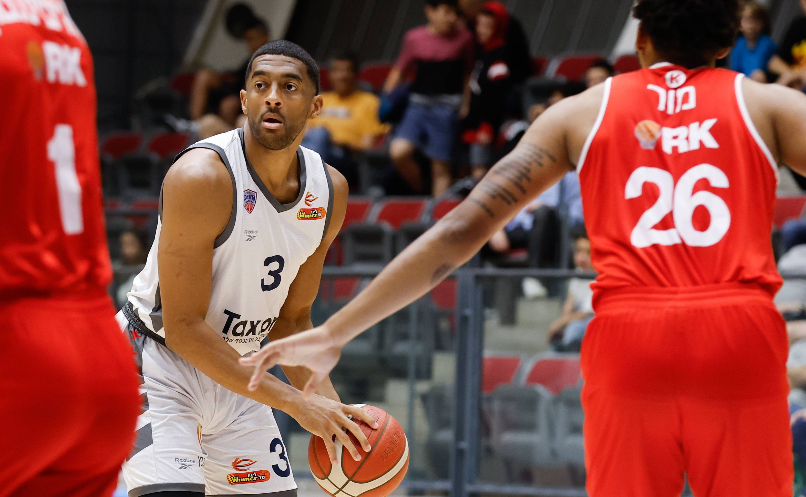 אמין סטיבנס ממשיך בעירוני קריית אתא