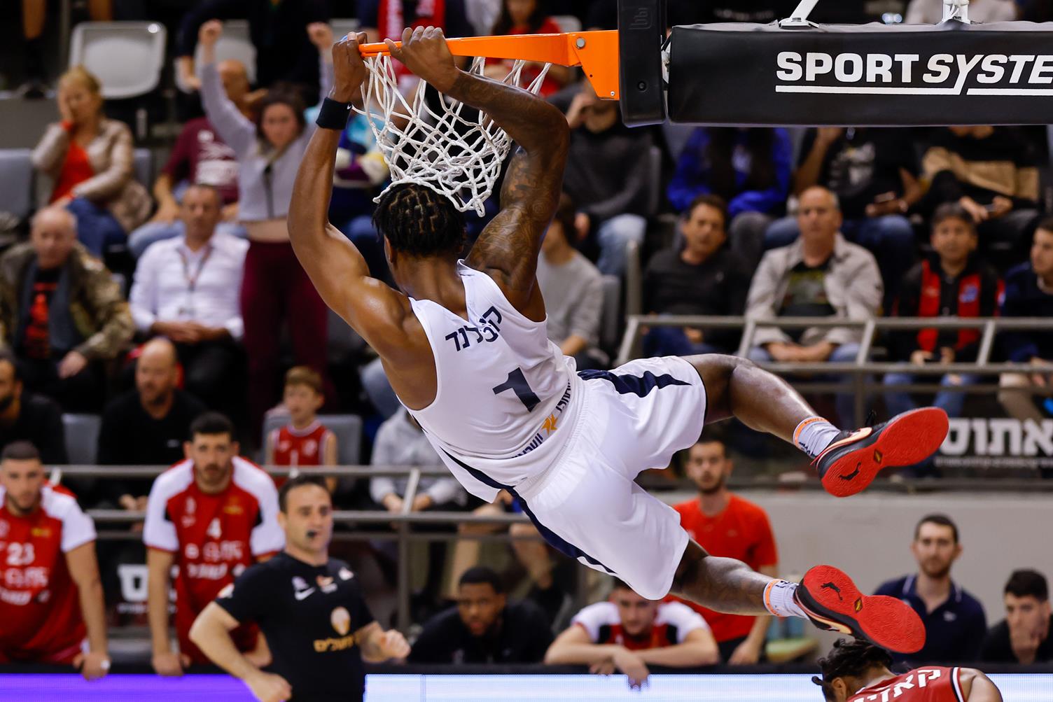 צפו: קליבלנד שוב ראשון במצעד השבועי