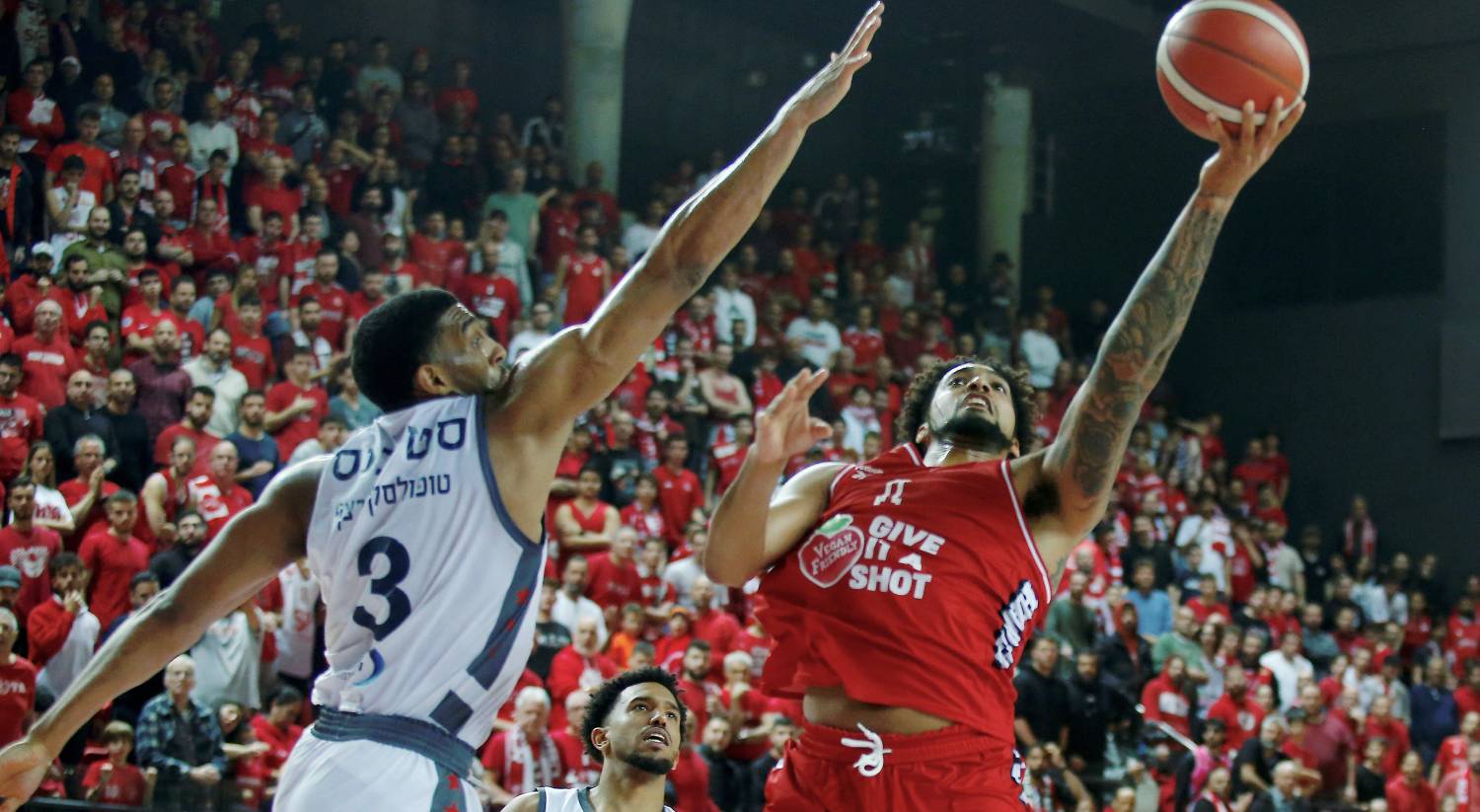 צפו: ג'יי.פי טוקוטו נכנס לקצב בהתקפה