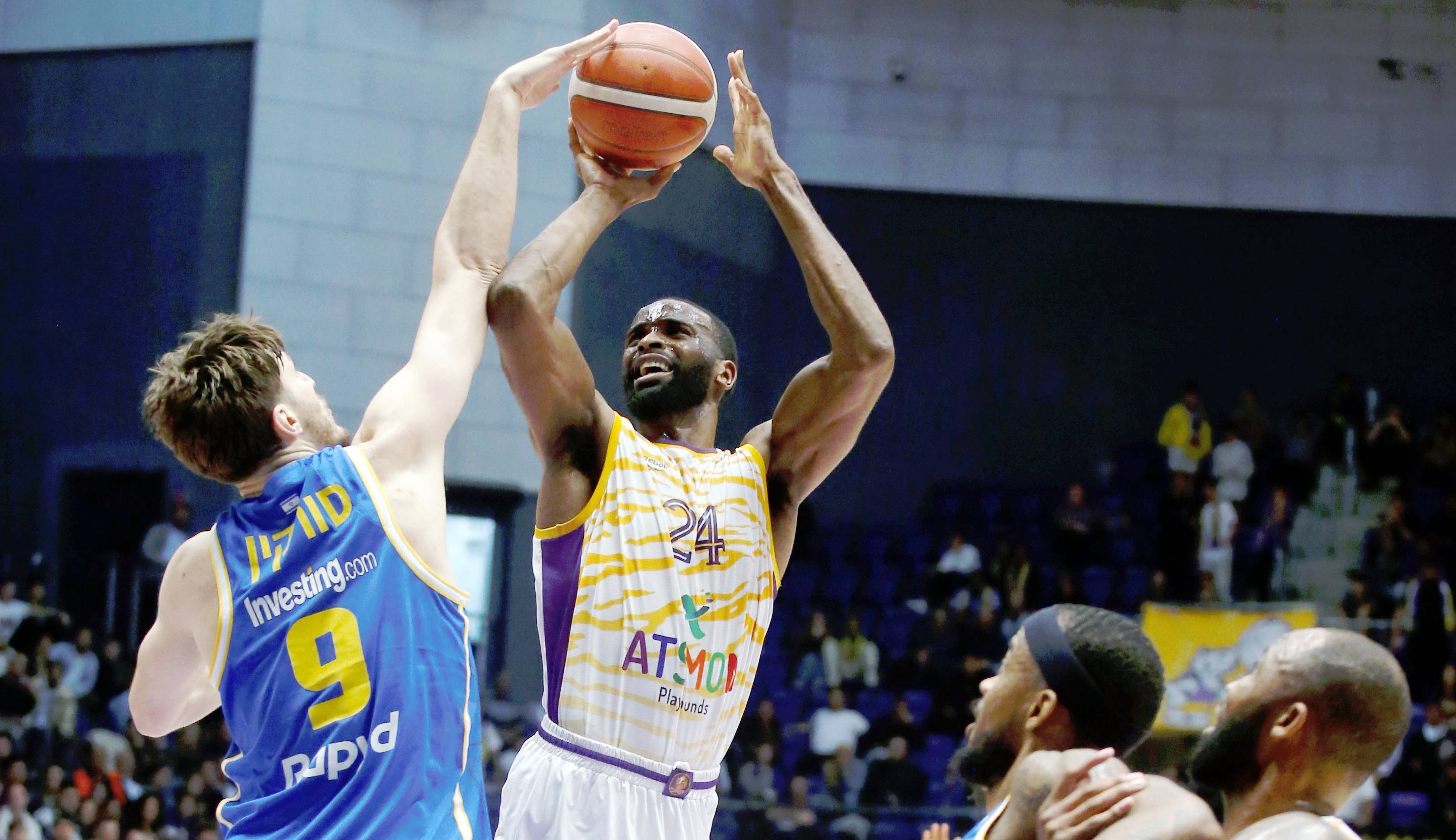 צפו: פוסטרים, אלי הופים וקליעות משוגעות