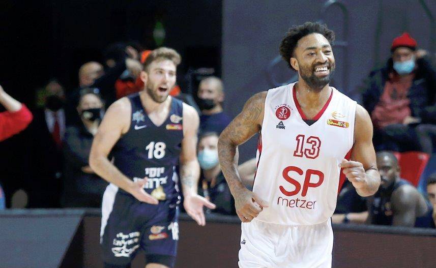 צפו: חמש שלשות ליאנג בשתי דקות וחצי!