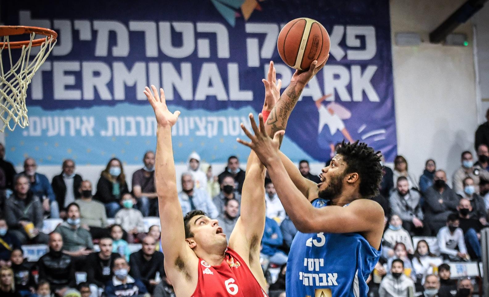 צפו: חגיגה של ג'סטין פאטון באיזור הצבע