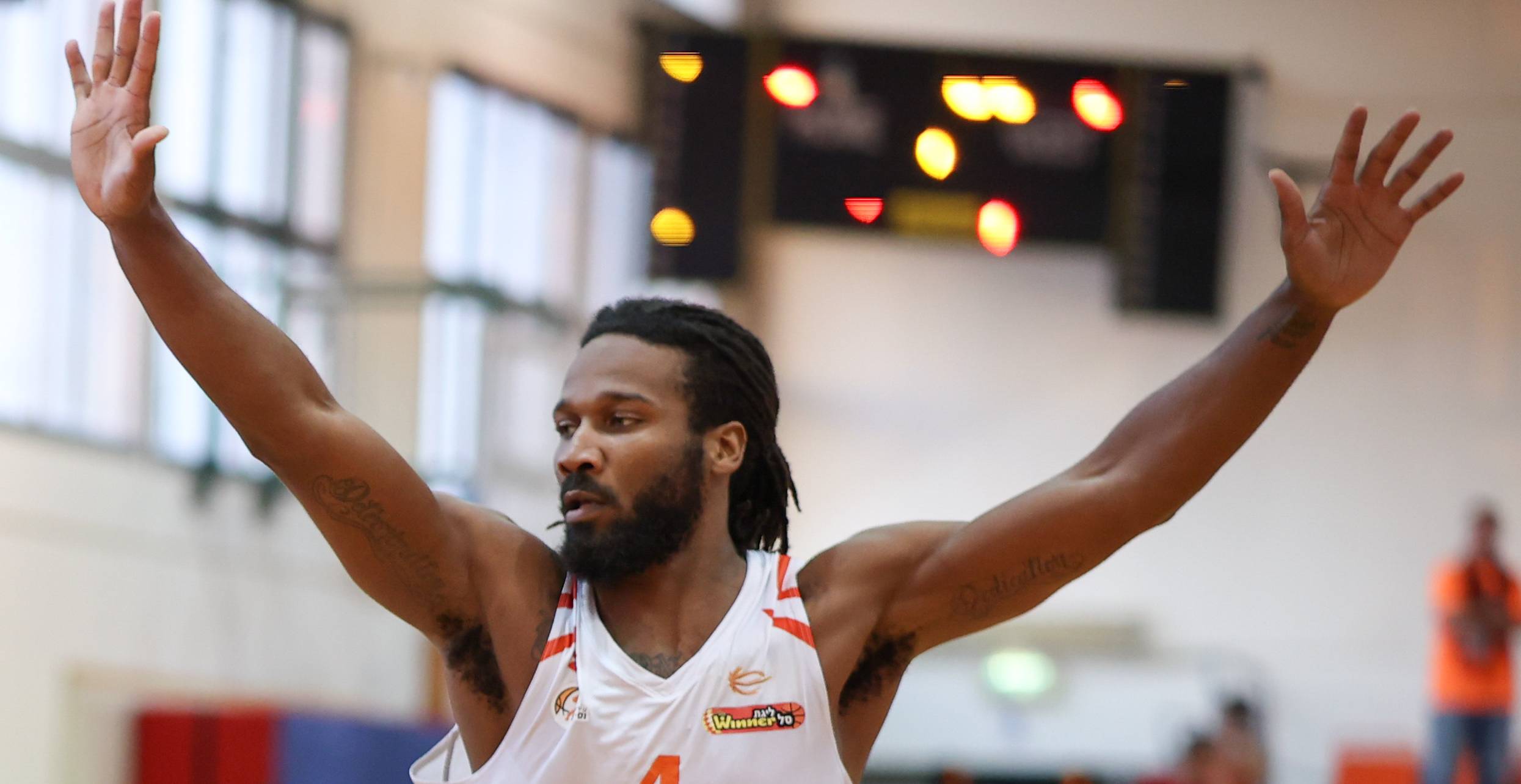 צפו: וויין סלדן חזר בדיוק בזמן ללב המושבה