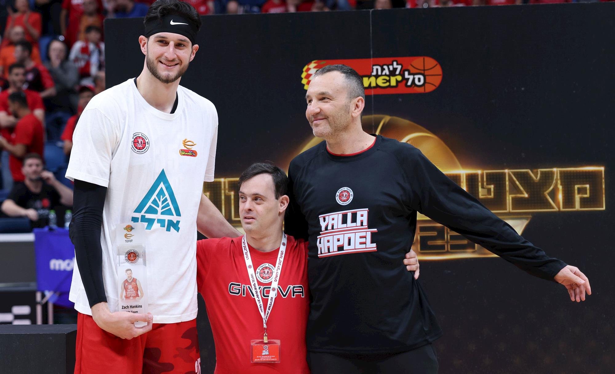 זאק הנקינס משלים את חמישיית העונה