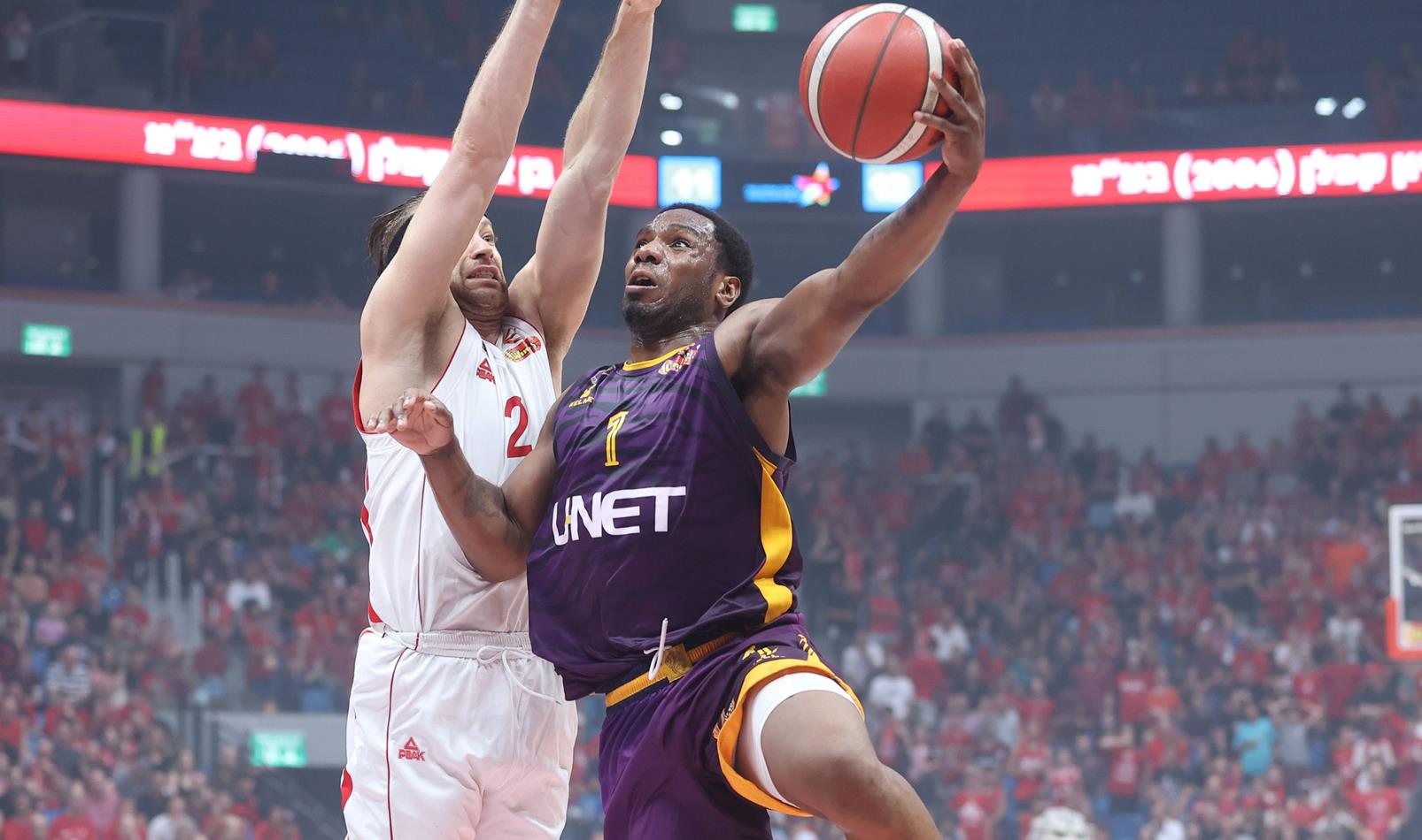 צפו: ג'ו רגלנד שוב כיכב בפיס ארנה